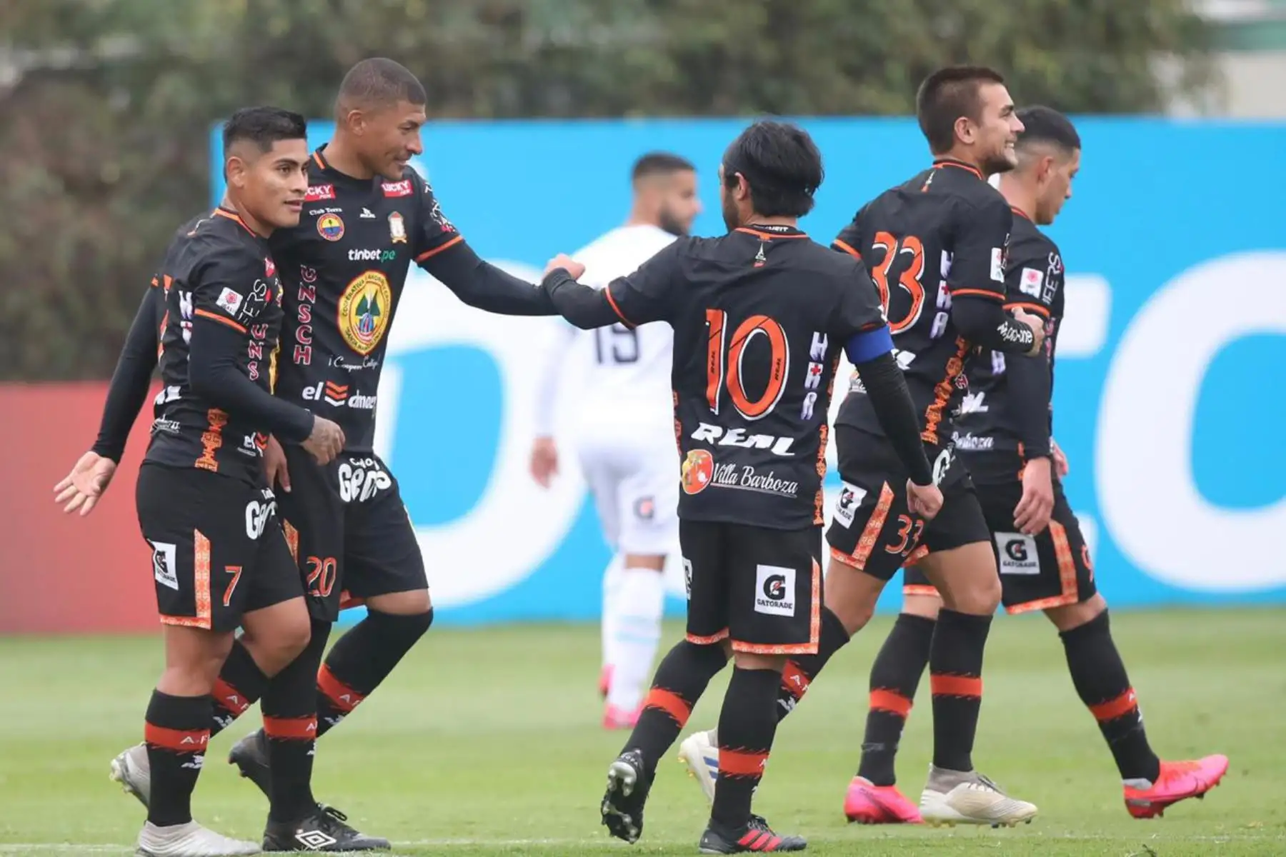El futbolista Minzum Quina del  Fc Ayacucho celebra el gol anotado ante el  Club Llacuabamba por la liga 1 del Torneo Apertura 2020 en el estadio Videna FPF de Lima Perú.
Foto:ANDINA/@LigaFutProf
