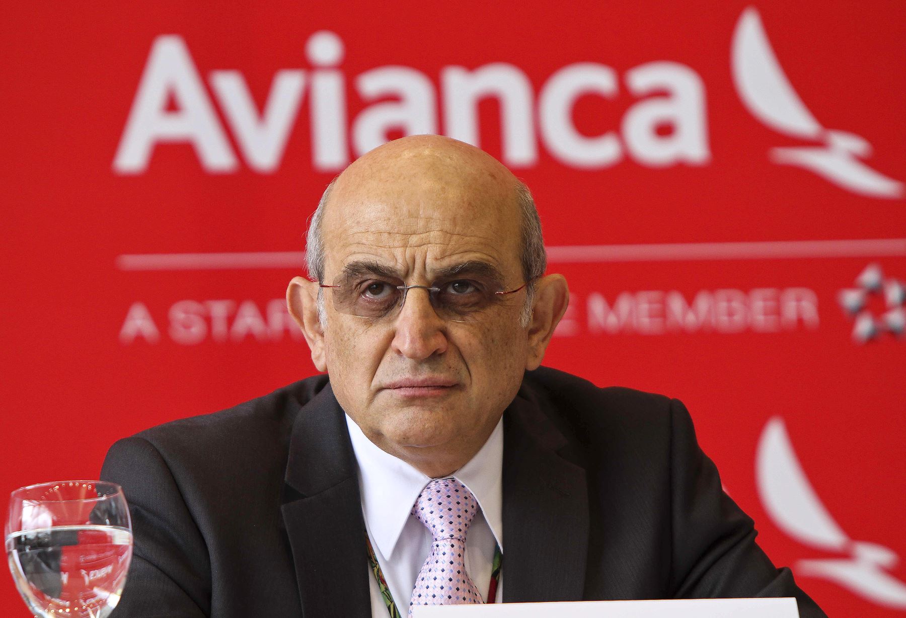 El presidente de Avianca, German Efromovich, durante una conferencia de prensa para presentar el nuevo logo de la empresa en Bogotá el 28 de mayo de 2013. Foto: AFP