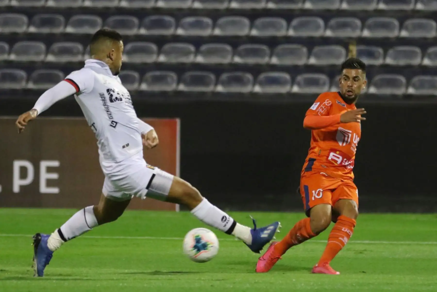 El futbolista V. Cedrón del club César Vallejo disputa la pelota con el jugador  FC Melgar  
por la liga 1 del Torneo Apertura 2020 en el estadio Alejandro Villanueva de Lima Perú.
Foto:ANDINA/@LigaFutProf