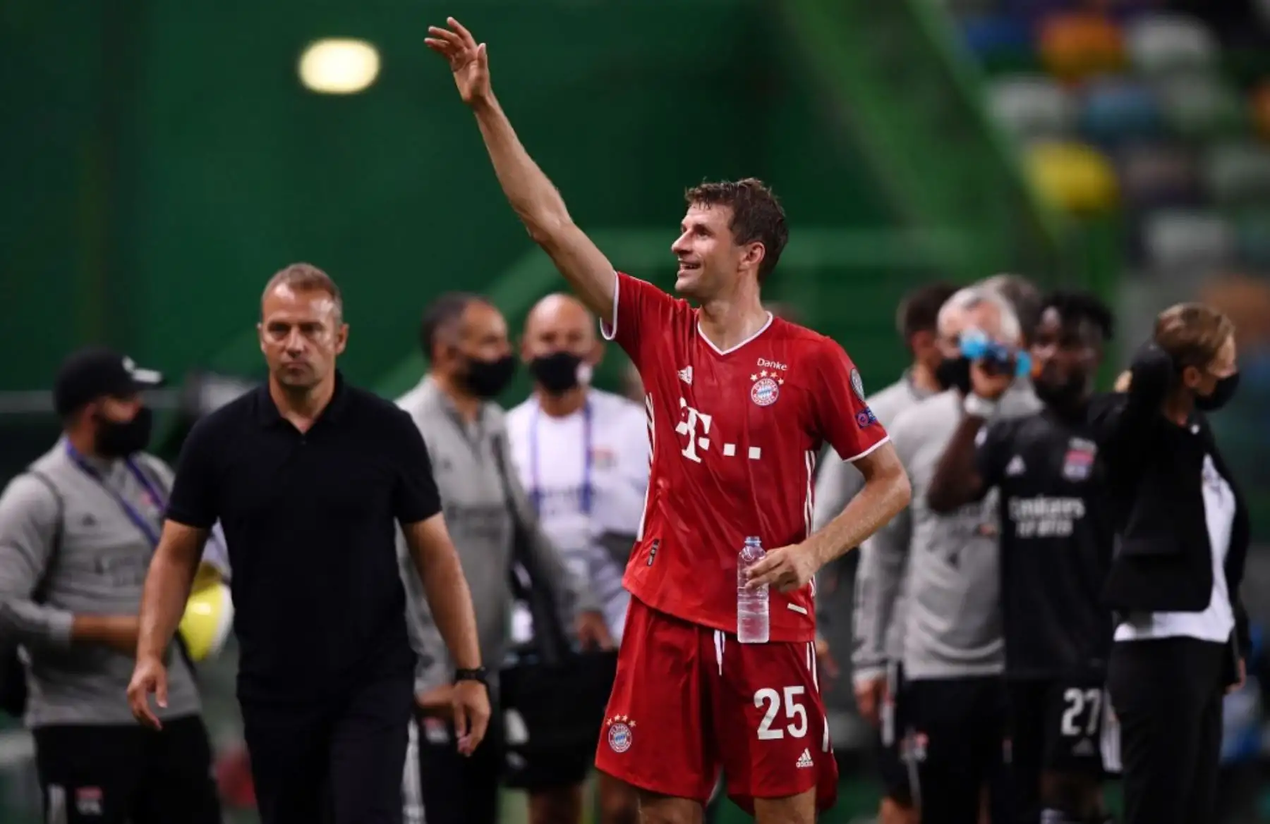 El delantero alemán del Bayern Munich Thomas Mueller celebra al final del partido de fútbol semifinal de la Liga de Campeones de la UEFA entre Lyon y Bayern Munich en el estadio Jose Alvalade en Lisboa ,Foto:AFP