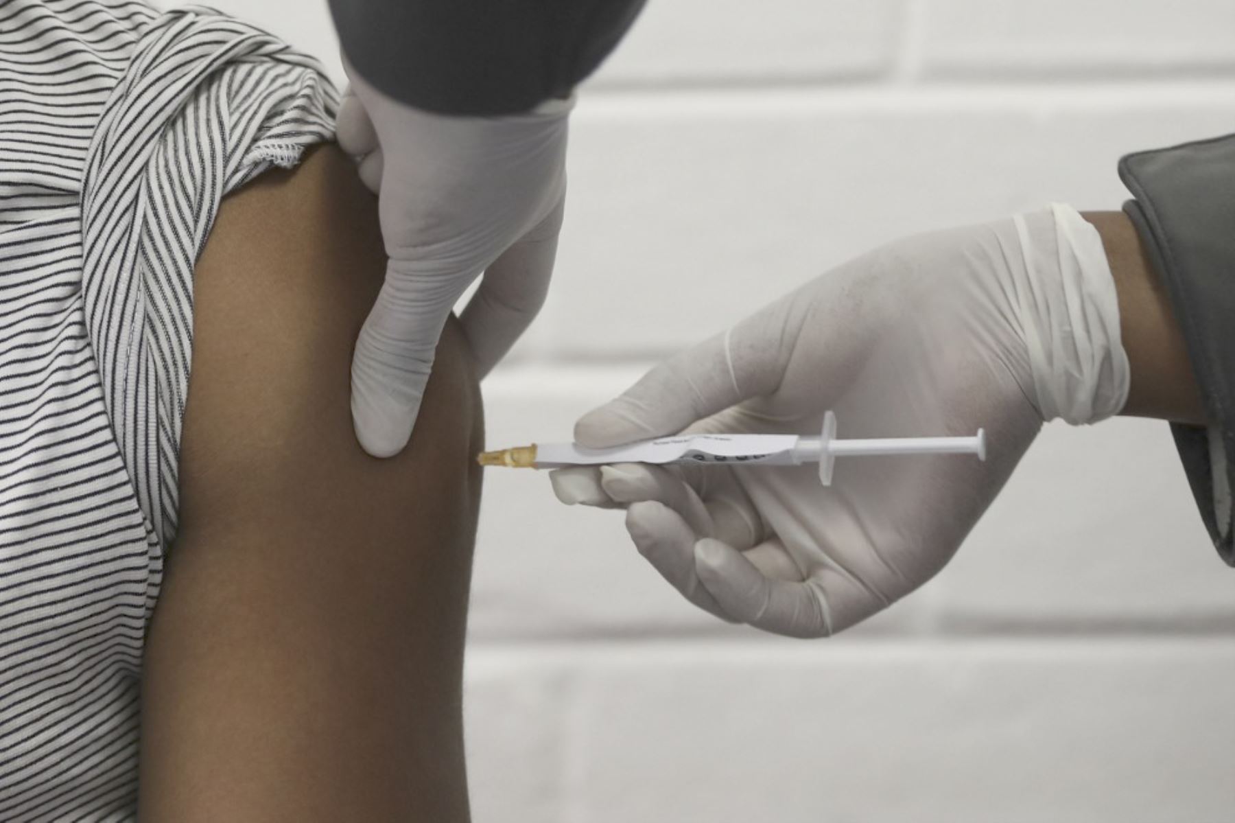 Vacuna será aprobada en tiempo récord una vez que llegue al Perú, sostiene presidente Vizcarra. Foto: AFP.