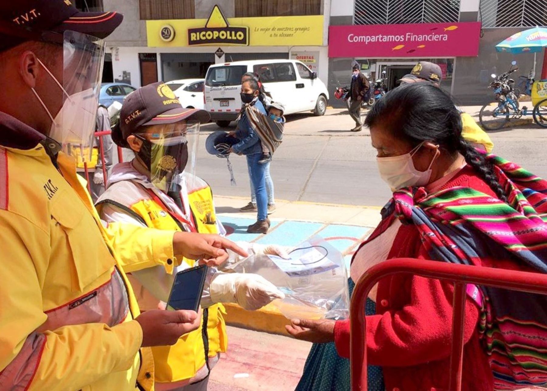 El MTC entregó protectores faciales a las municipalidades de Cusco y Huaraz para su distribución entre los usuarios del transporte urbano de esas ciudades.
