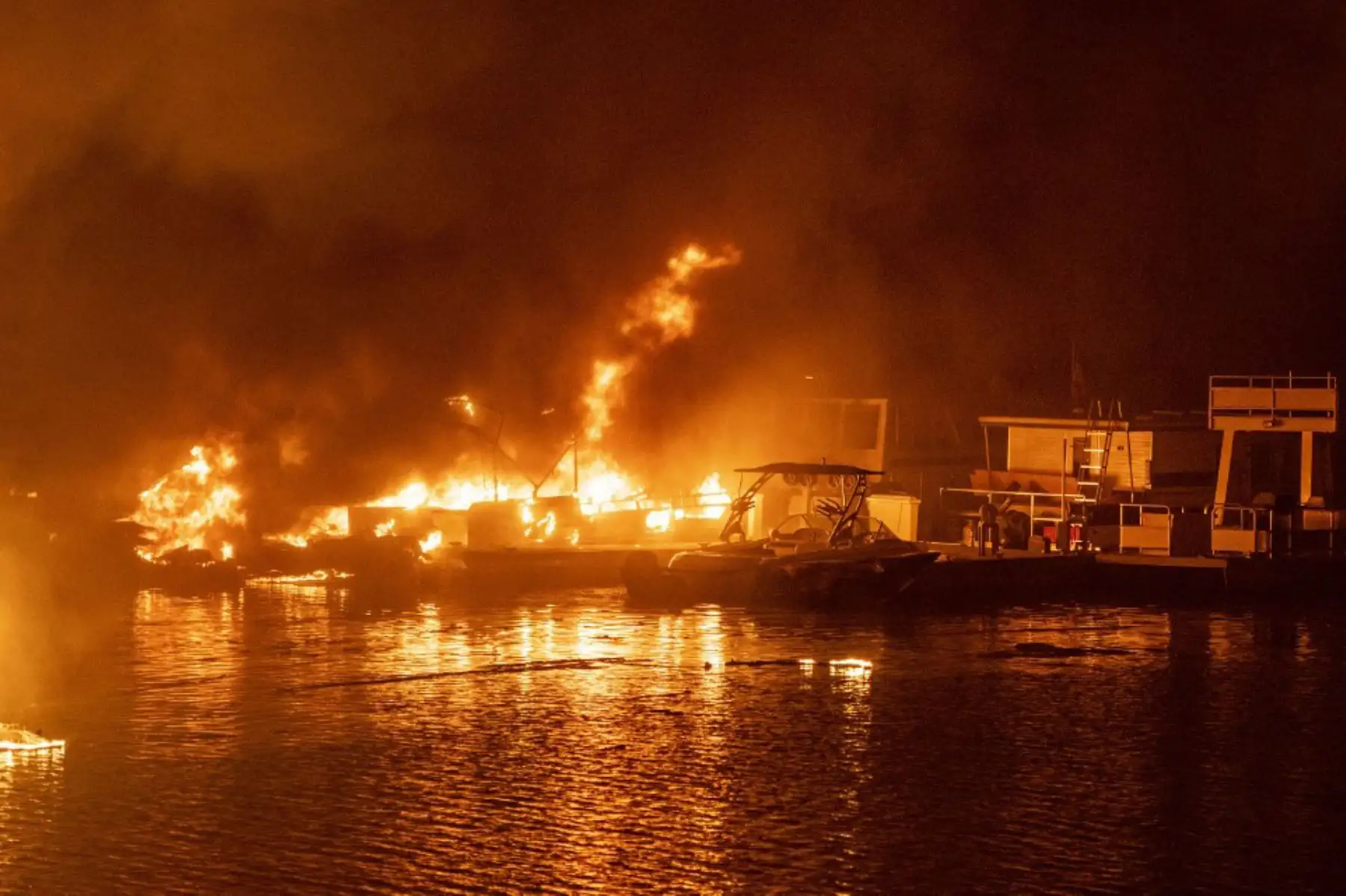 Barcos atracados se queman en el lago Berryessa durante el incendio del Complejo Relámpago LNU en Napa, California. Miles de personas huyeron de sus hogares en el norte de California cuando cientos de incendios forestales se extendieron rápidamente por la región, quemando casas y conduciendo a la muerte a un piloto de helicóptero. 

Foto: AFP