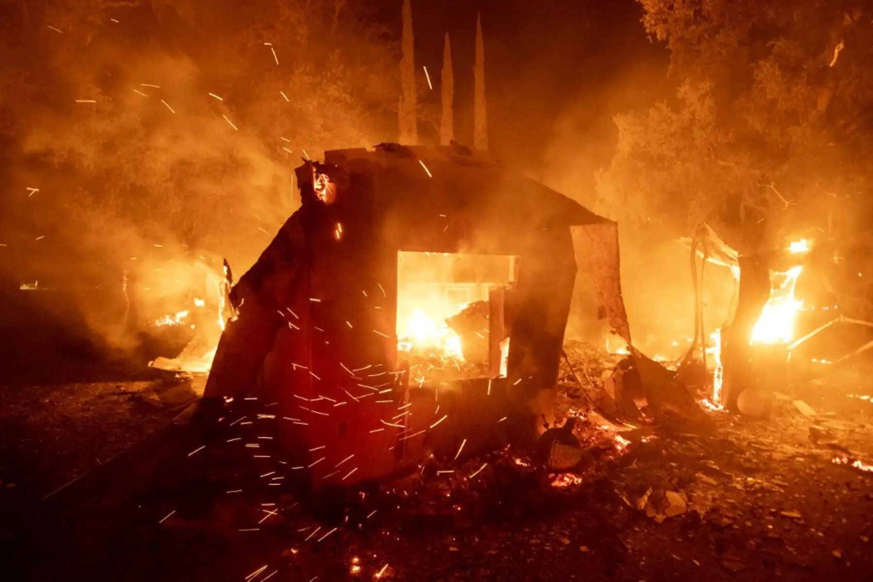Una casa arde mientras las llamas del incendio del Complejo Relámpago LNU continúan propagándose en Vacaville, California.  Miles de personas huyeron de sus hogares en el norte de California mientras cientos de incendios forestales de rápido movimiento se extendían por la región, quemando casas y provocando la muerte de un piloto de helicóptero. 

Foto: AFP
