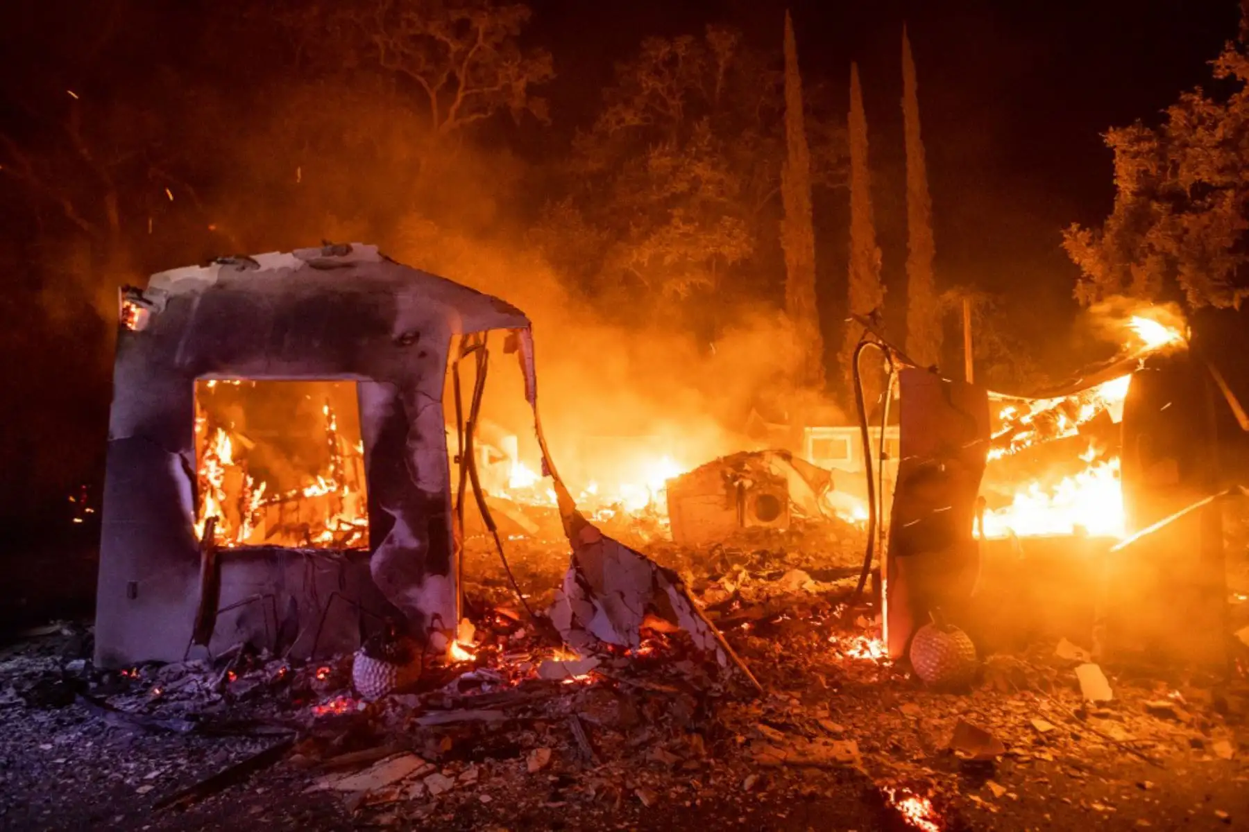Las llamas del incendio del Complejo Relámpago LNU corren a través de un campo en Winters, Californi. Miles de personas huyeron de sus hogares en el norte de California mientras cientos de incendios forestales de rápido movimiento se extendían por la región, quemando casas y liderando a la muerte de un piloto de helicóptero.

Foto: AFP