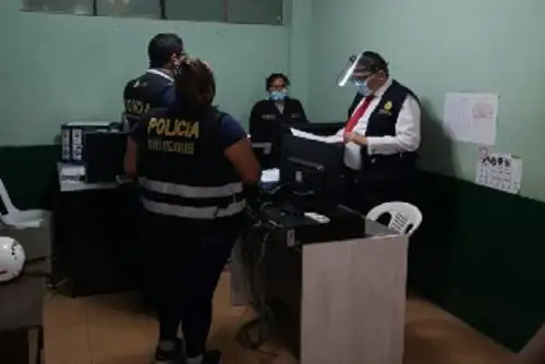 Según la denuncia en redes sociales de un grupo de suboficiales con identidad reservada, sería una práctica común en dicha dependencia policial que las papeletas de algunos infractores sean cambiadas por otras de montos menores, falsificándose para ello la firma del policía que las impuso.