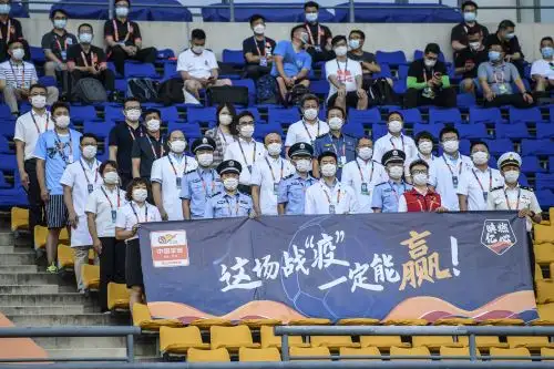 En esta foto de archivo tomada el 25 de julio, se ve al personal médico, policías y personas, que están invitados a ver el partido debido a su contribución a la derrota del covid-19, son vistos antes del partido de fútbol de la Superliga China (CSL) entre Guangzhou Evergrande y Shanghai Shenhua en Dalian, en el noreste de China. Foto: AFP
