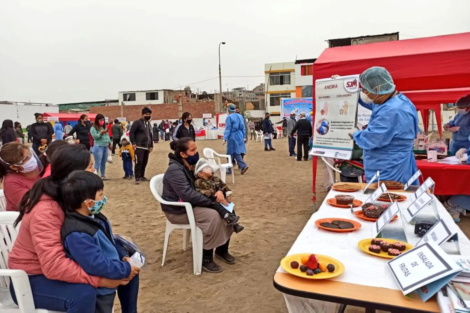 Brigadas del Ministerio de Salud brindan atención integral de salud a niños, adultos mayores y personas con comorbilidades, quienes  recibieron vacunación, descarte de anemia y tratamiento de diabetes, entre otros servicios en San Juan de Miraflores.
Foto: Minsa