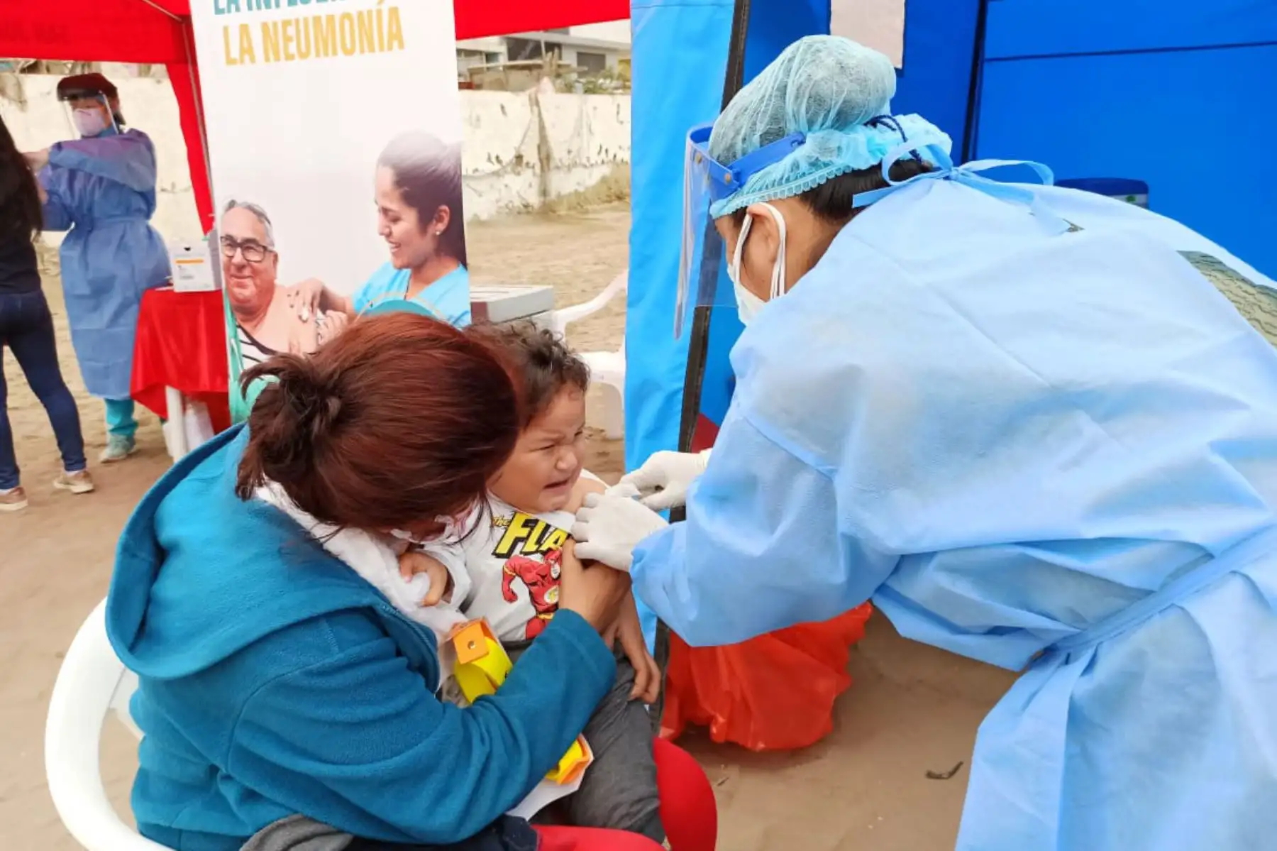 Brigadas del Ministerio de Salud brindan atención integral de salud a niños, adultos mayores y personas con comorbilidades, quienes  recibieron vacunación, descarte de anemia y tratamiento de diabetes, entre otros servicios en San Juan de Miraflores.
Foto: Minsa