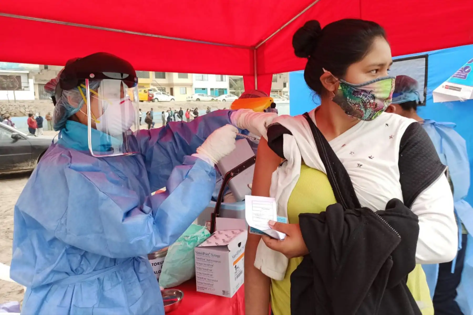 Brigadas del Ministerio de Salud brindan atención integral de salud a niños, adultos mayores y personas con comorbilidades, quienes  recibieron vacunación, descarte de anemia y tratamiento de diabetes, entre otros servicios en San Juan de Miraflores.
Foto: Minsa