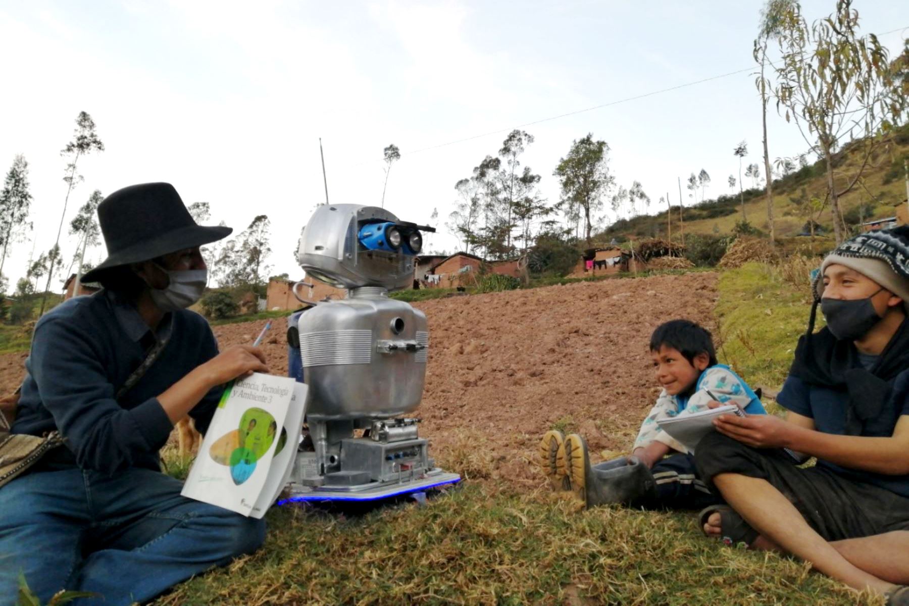 Walter Velásquez es un ingenioso profesor que creó el robot Kipi que lo acompaña en sus clases en zonas rurales de Huancavelica.
