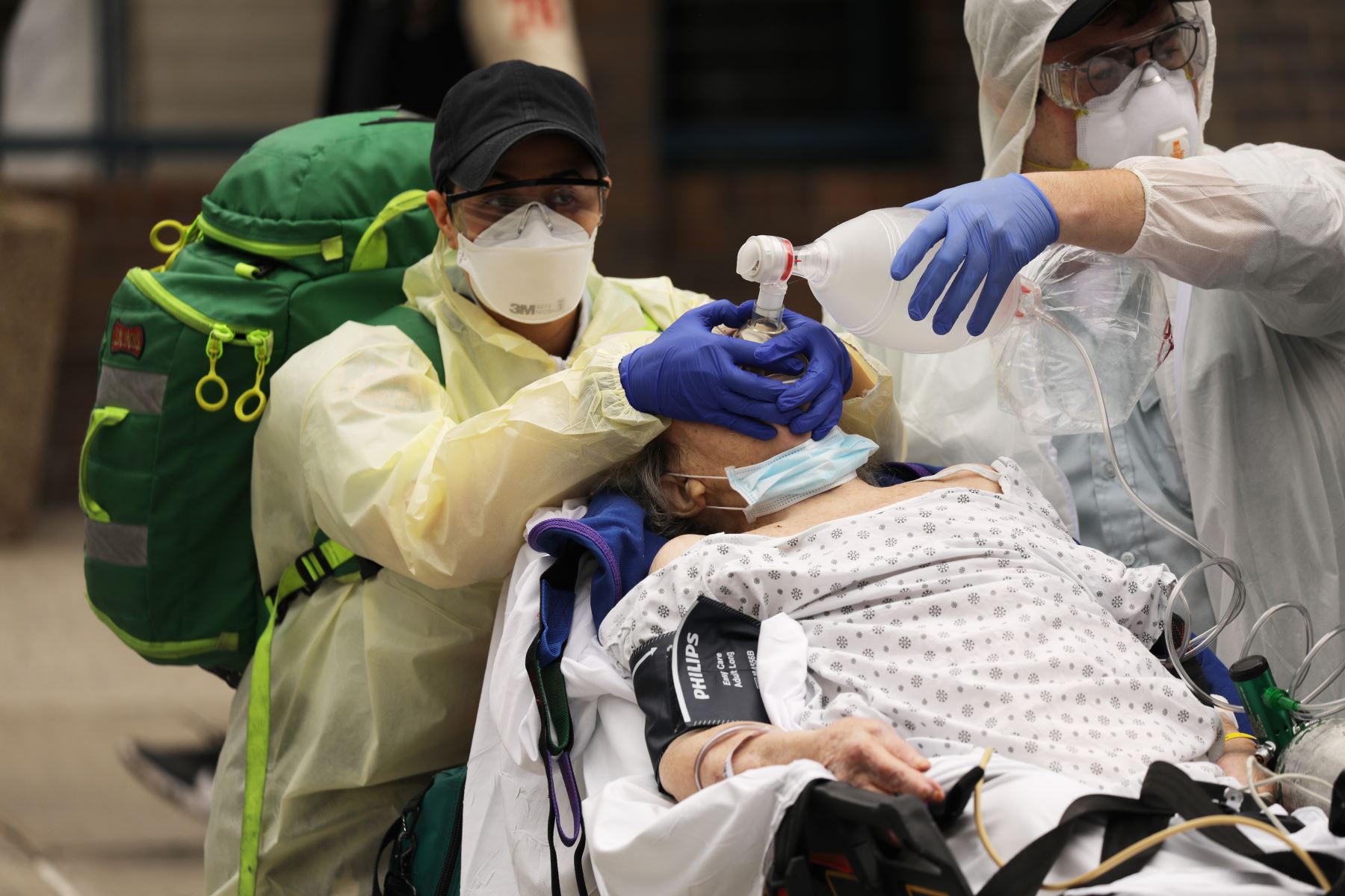 Médicos llevan a un paciente con dificultad respiratoria severa a una ambulancia desde un hogar grupal junto al Centro Médico Maimónides, en el vecindario de Borough Park del distrito de Brooklyn de la ciudad de Nueva York. Foto: AFP