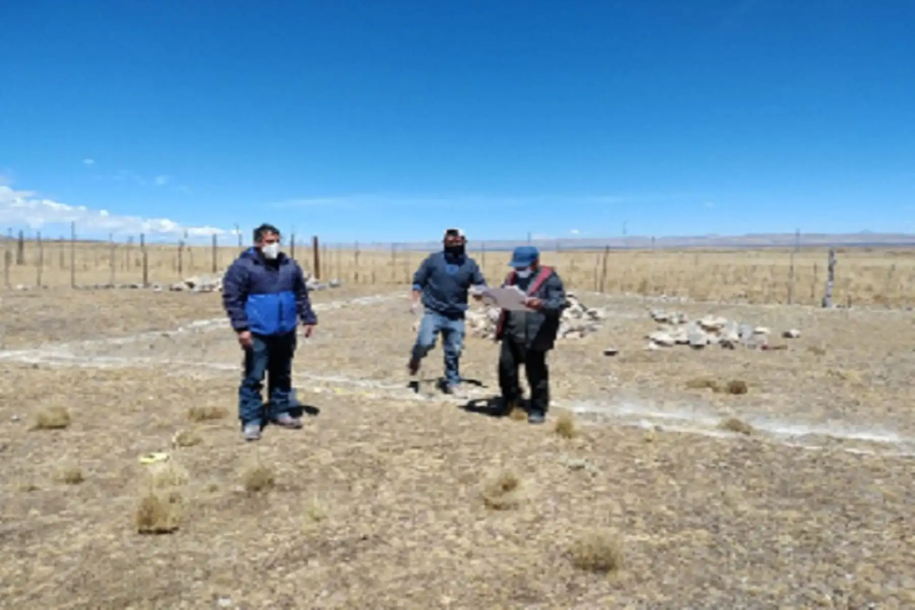 Personal técnico de Agro Rural ya se encuentra realizando la nivelación de los terrenos identificados y abriendo zanjas.