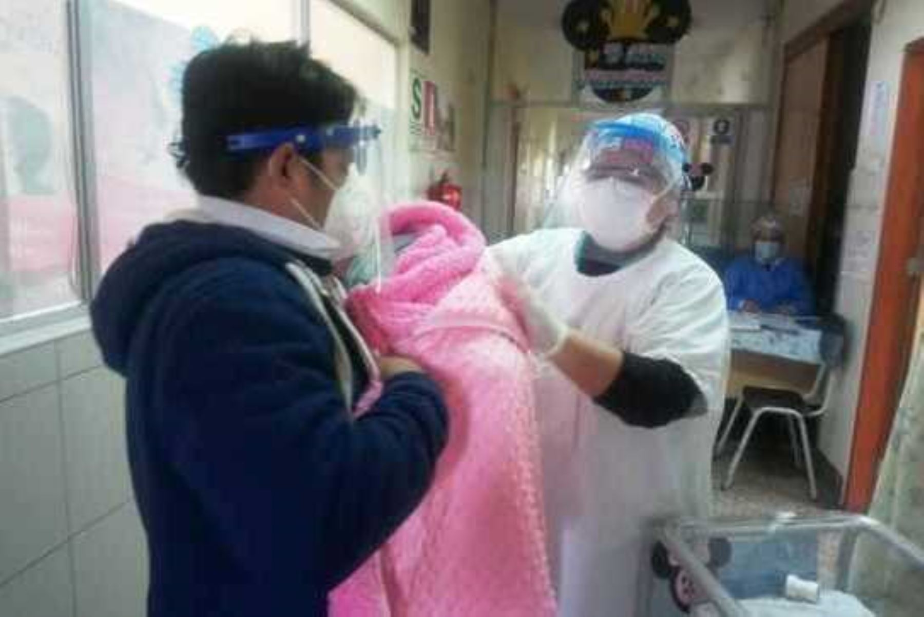 Nacen gemelos sanos de madre covid-19 en el hospital Dos de Mayo. Foto: ANDINA/difusión.