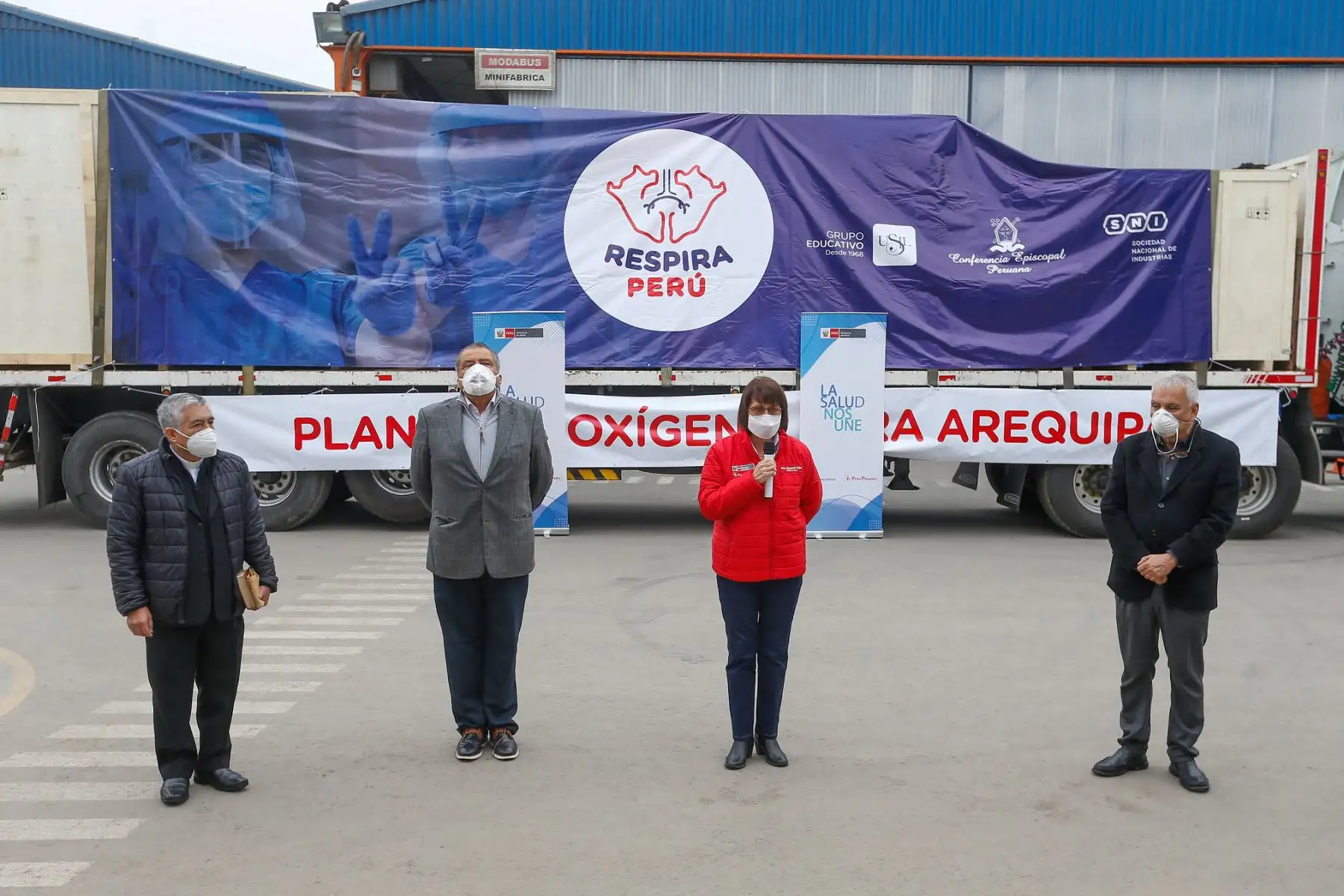 Ministra de Salud Pilar Mazzetti participa de la entrega de la primera planta de oxígeno por parte de la iniciativa "Respira Perú" para la región Arequipa.

Foto: ANDINA / MINSA