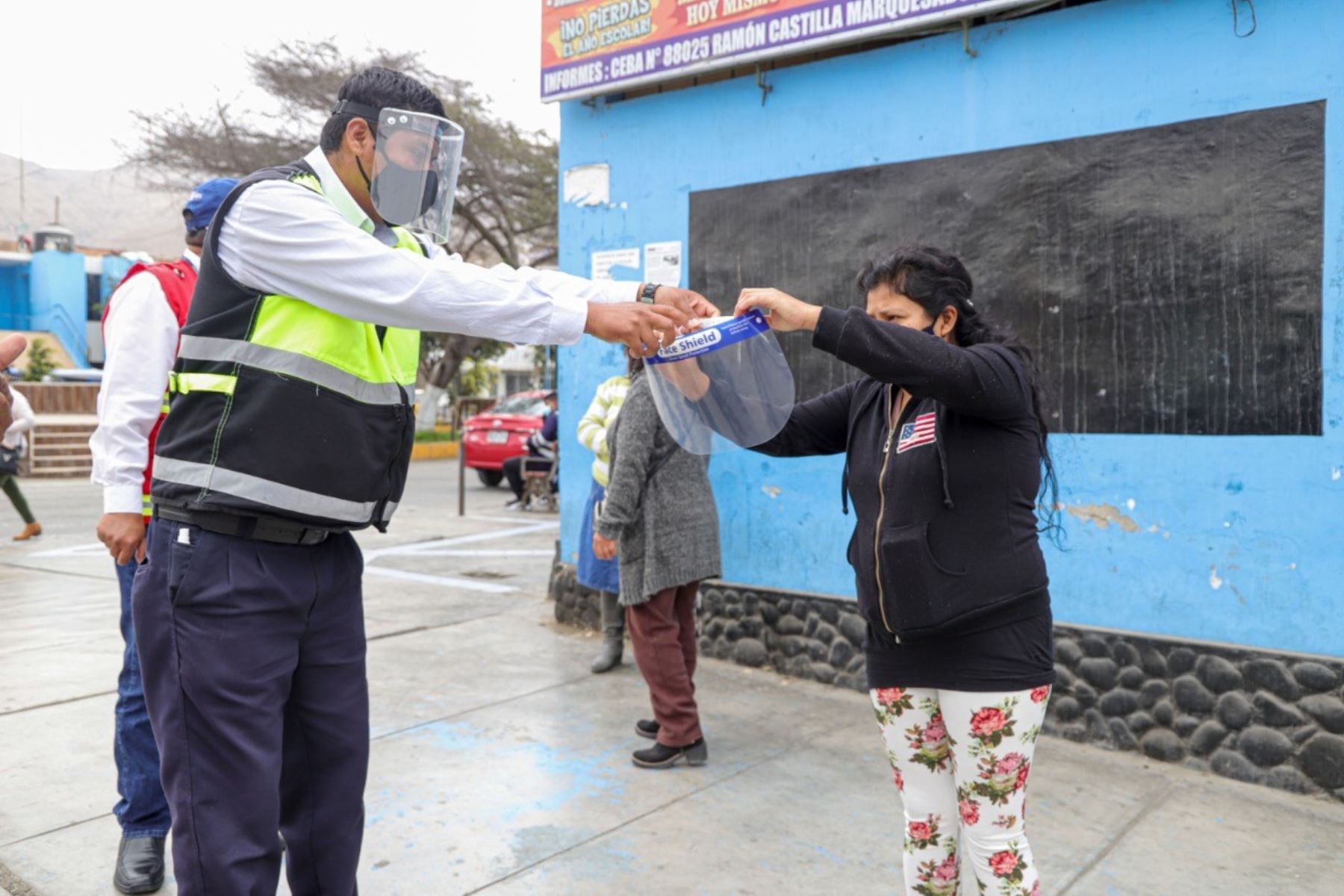 Usuarios del transporte público de la ciudad de Chimbote reciben protectores faciales para evitar contagios de coronavirus (covid-19). ANDINA/Difusión