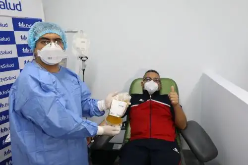 EsSalud recibe a su primer donante de plasma convaleciente para ensayo clínico de coronavirus