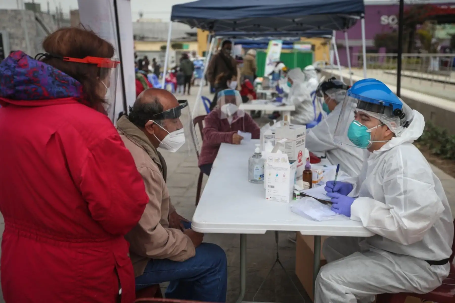 La Dirección de Redes Integradas de Salud (Diris) Lima Este, realizó una campaña de salud para los vecinos de La Victoria donde se realizaron descartes de covid-19, vacunación contra el neumococo, vacunación para niños, planificación familiar, psicología, entre otros. Foto: ANDINA/Jhonel Rodríguez Robles
