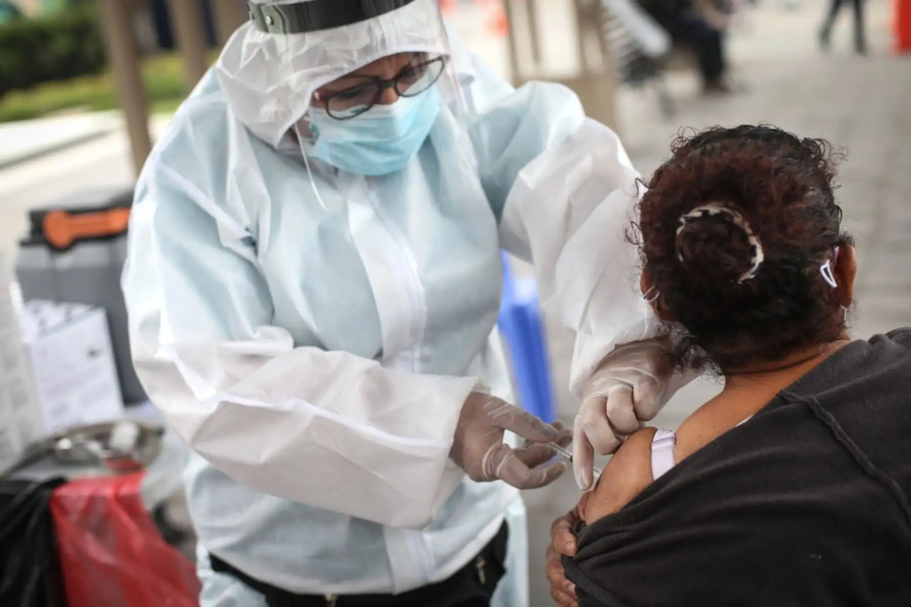 La Dirección de Redes Integradas de Salud (Diris) Lima Este, realizó una campaña de salud para los vecinos de La Victoria donde se realizaron descartes de covid-19, vacunación contra el neumococo, vacunación para niños, planificación familiar, psicología, entre otros. Foto: ANDINA/Jhonel Rodríguez Robles