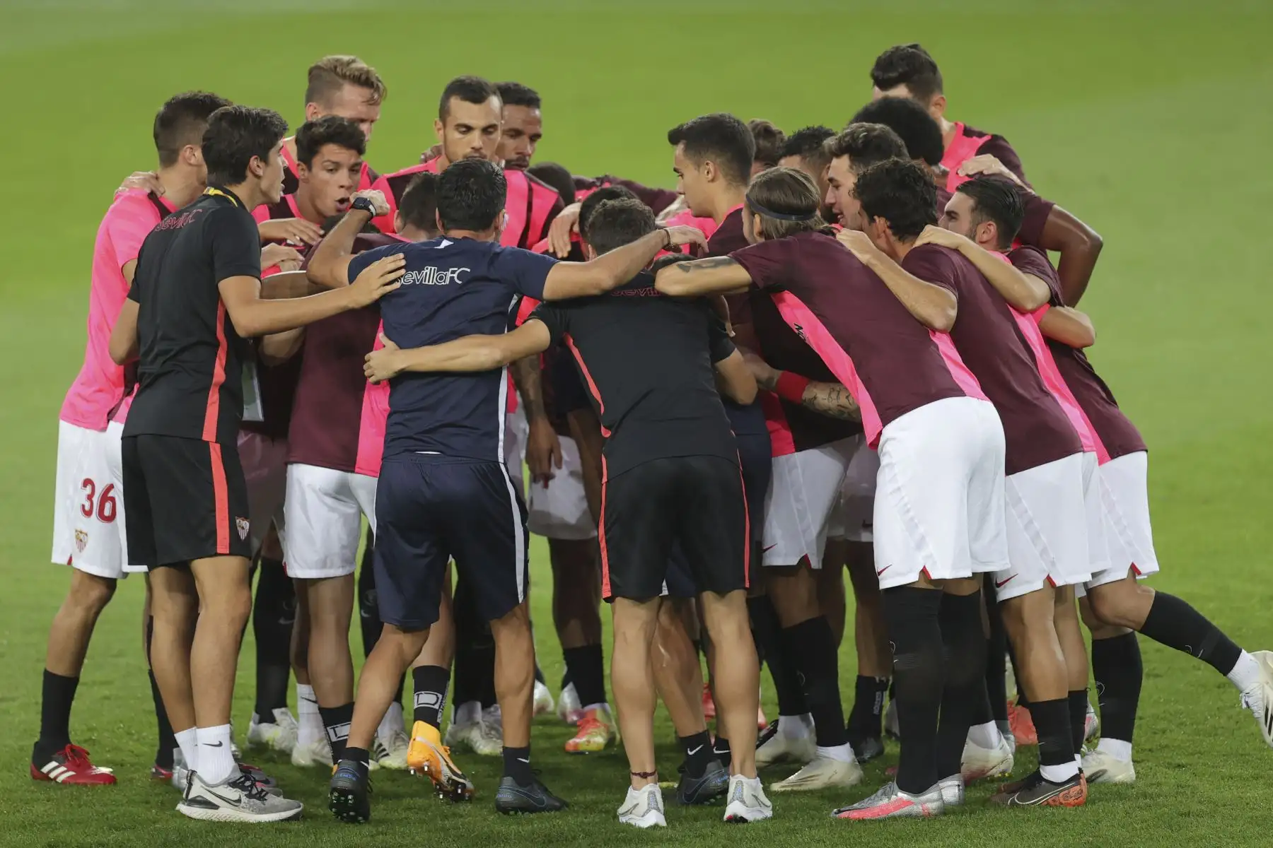 Los jugadores de Sevilla hacen una reunión previa al partido antes del partido de fútbol final de la UEFA Europa League Sevilla v Inter de Milán
.Foto: AFP