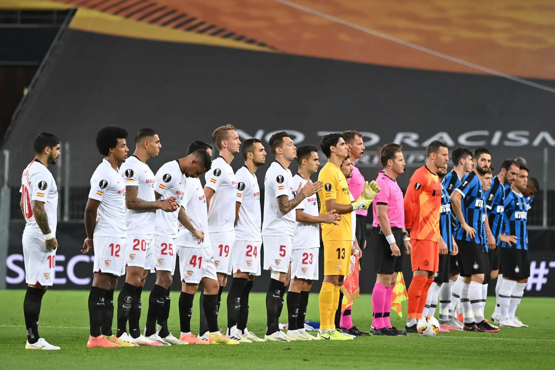 Los jugadores de Sevilla  y los jugadores del Inter de Milán calientan antes del partido de fútbol final de la UEFA Europa League Sevilla vs Inter de Milán.
Foto: AFP