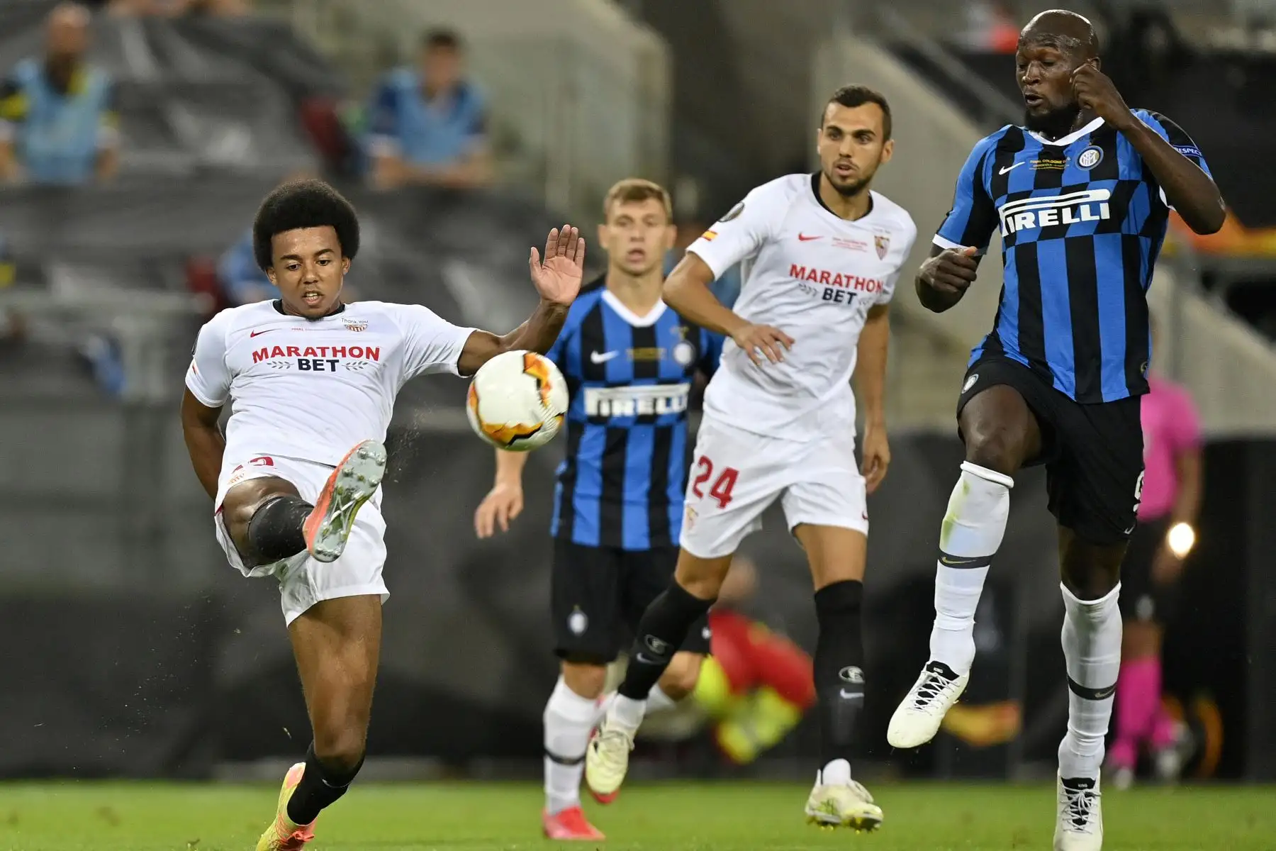 El defensor francés del Sevilla Jules Kounde  patea el balón más allá del delantero belga del Inter de Milán Romelu Lukaku durante el partido de fútbol final de la UEFA Europa League entre Sevilla e Inter de Milán.
Foto: AFP