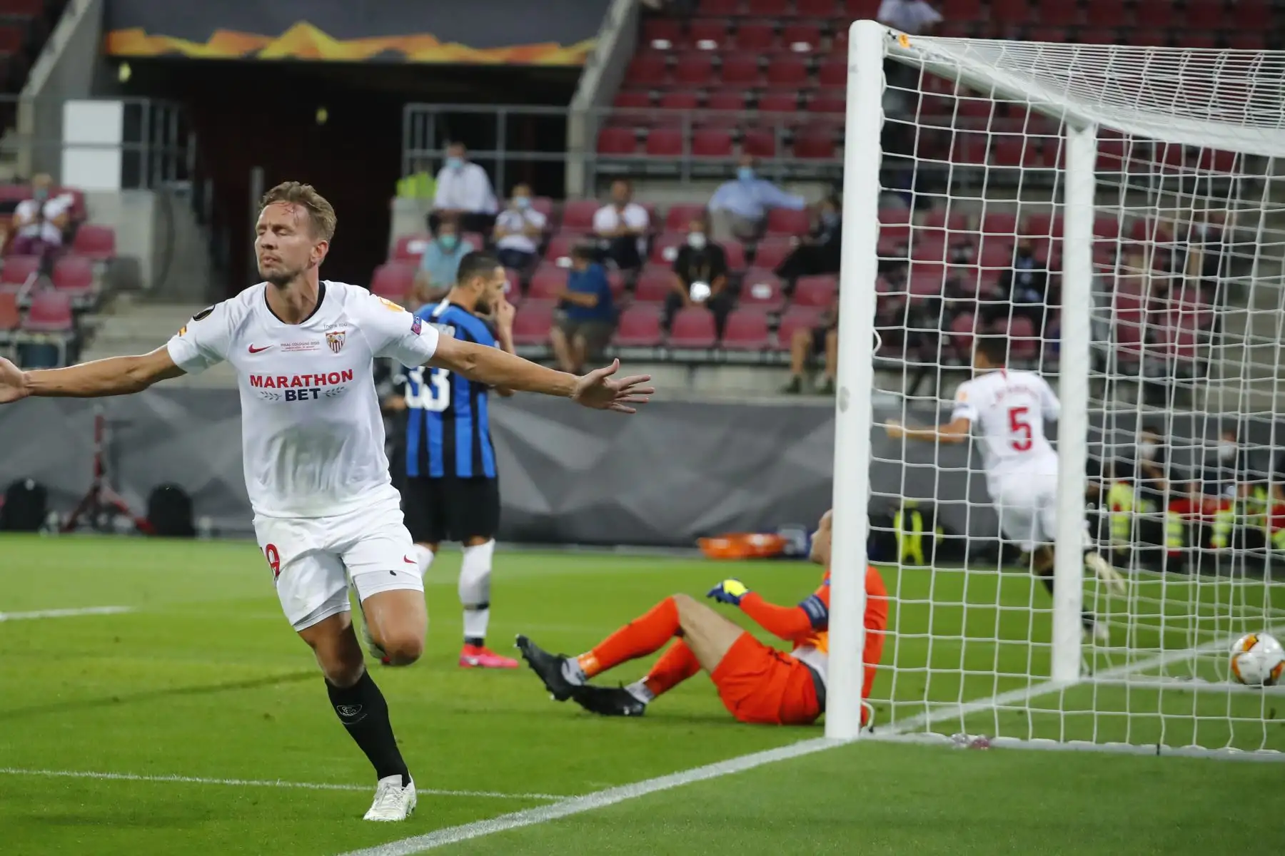 El delantero holandés del Sevilla Luuk De Jong  celebra después de anotar el gol 1-1 durante el partido de fútbol final de la UEFA Europa League entre Sevilla y el  Inter de Milán.
Foto: AFP