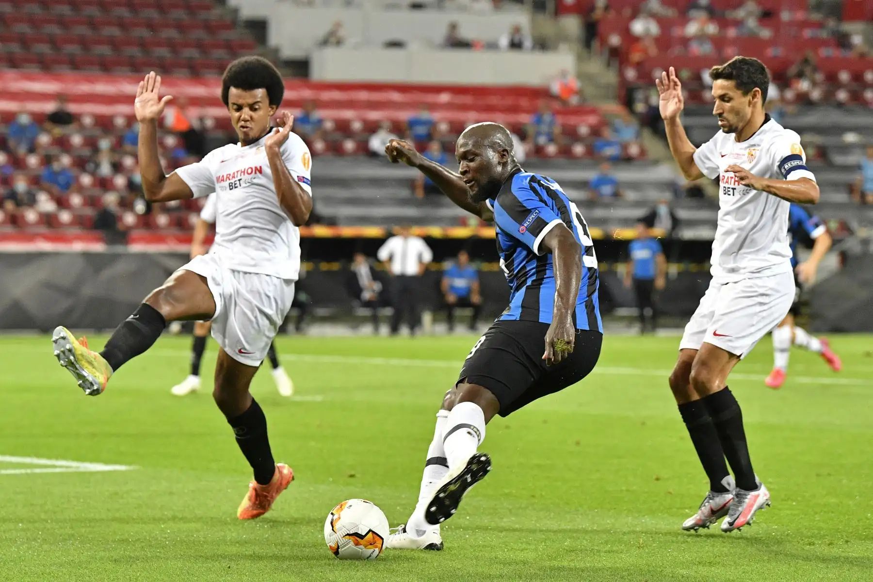 El delantero belga del Inter de Milán Romelu Lukaku se centra más allá del defensor francés del Sevilla Jules Kounde durante el partido de fútbol final de la UEFA Europa League entre Sevilla y el  Inter de Milán.
Foto: AFP