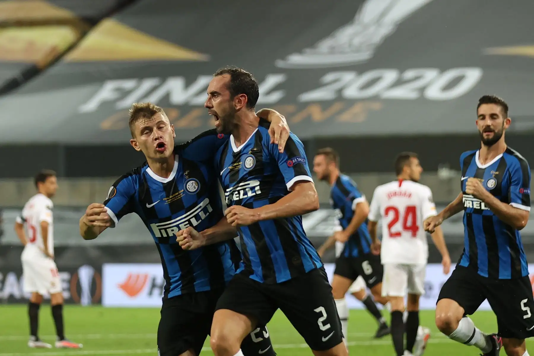 El defensor uruguayo del Inter de Milán Diego Godin  celebra con el mediocampista italiano del Inter de Milán Nicolo Barella después de anotar el empate 2-2 durante el partido de fútbol final de la UEFA Europa League entre Sevilla vs Inter de Milán.
Foto: AFP