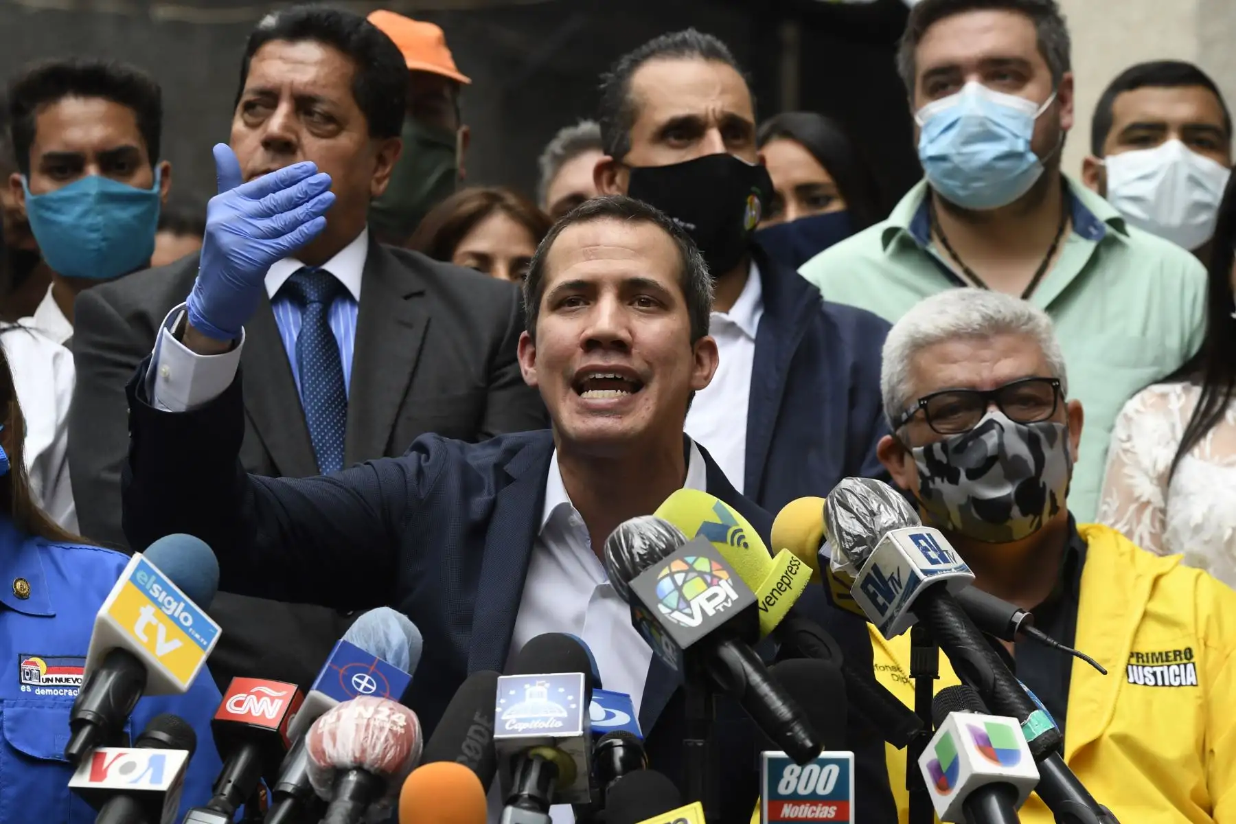 El líder de la oposición venezolana y autoproclamado presidente en funciones, Juan Guaidó, ofrece una conferencia de prensa en la sede del partido Acción Democrática en Caracas el 17 de junio de 2020. Foto: AFP