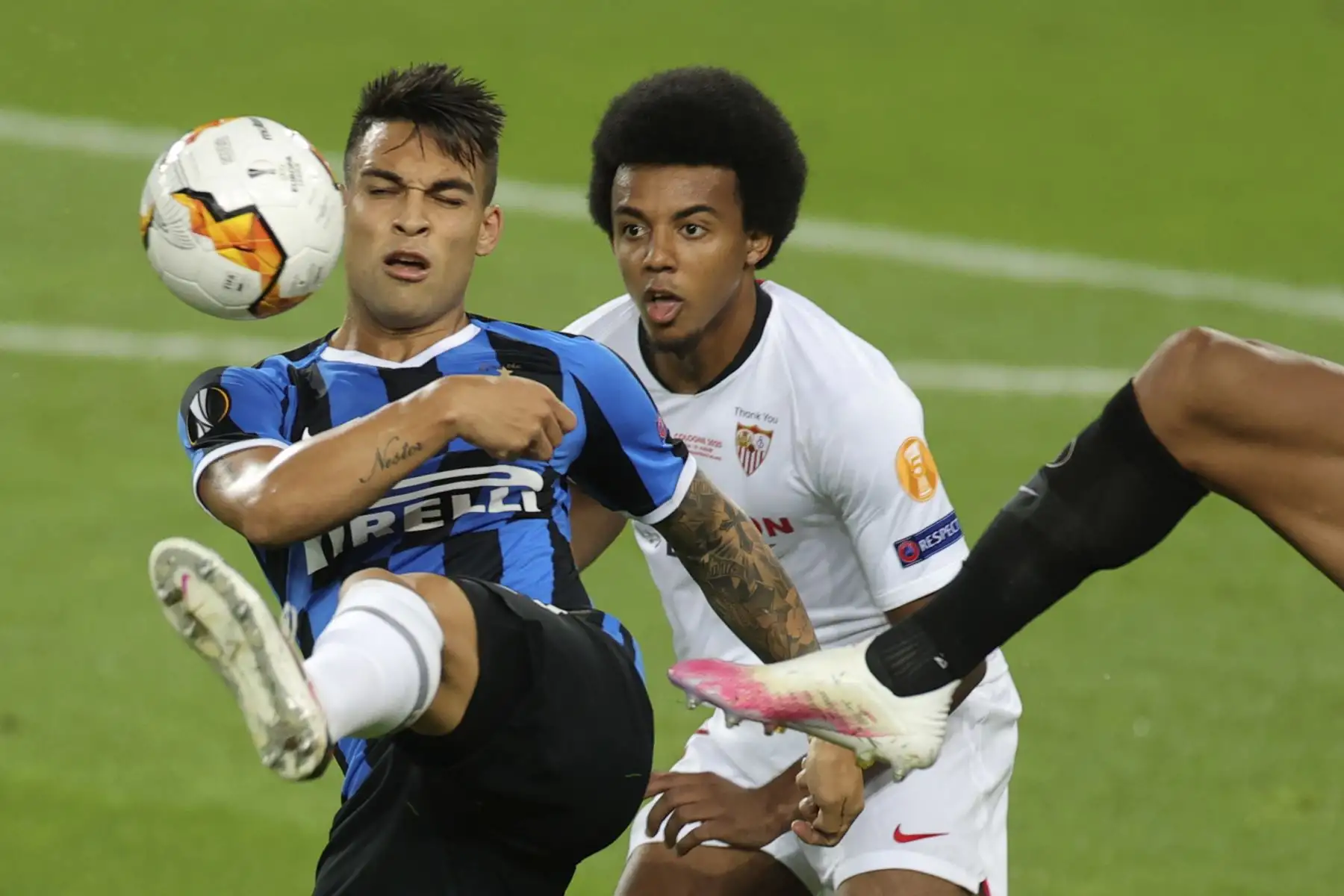 El delantero argentino del Inter de Milán, Lautaro Martínez , y el defensor francés de Sevilla, Jules Kounde , compiten por el balón durante el partido de fútbol final de la UEFA Europa League entre Sevilla vs Inter de Milán.
Foto: AFP