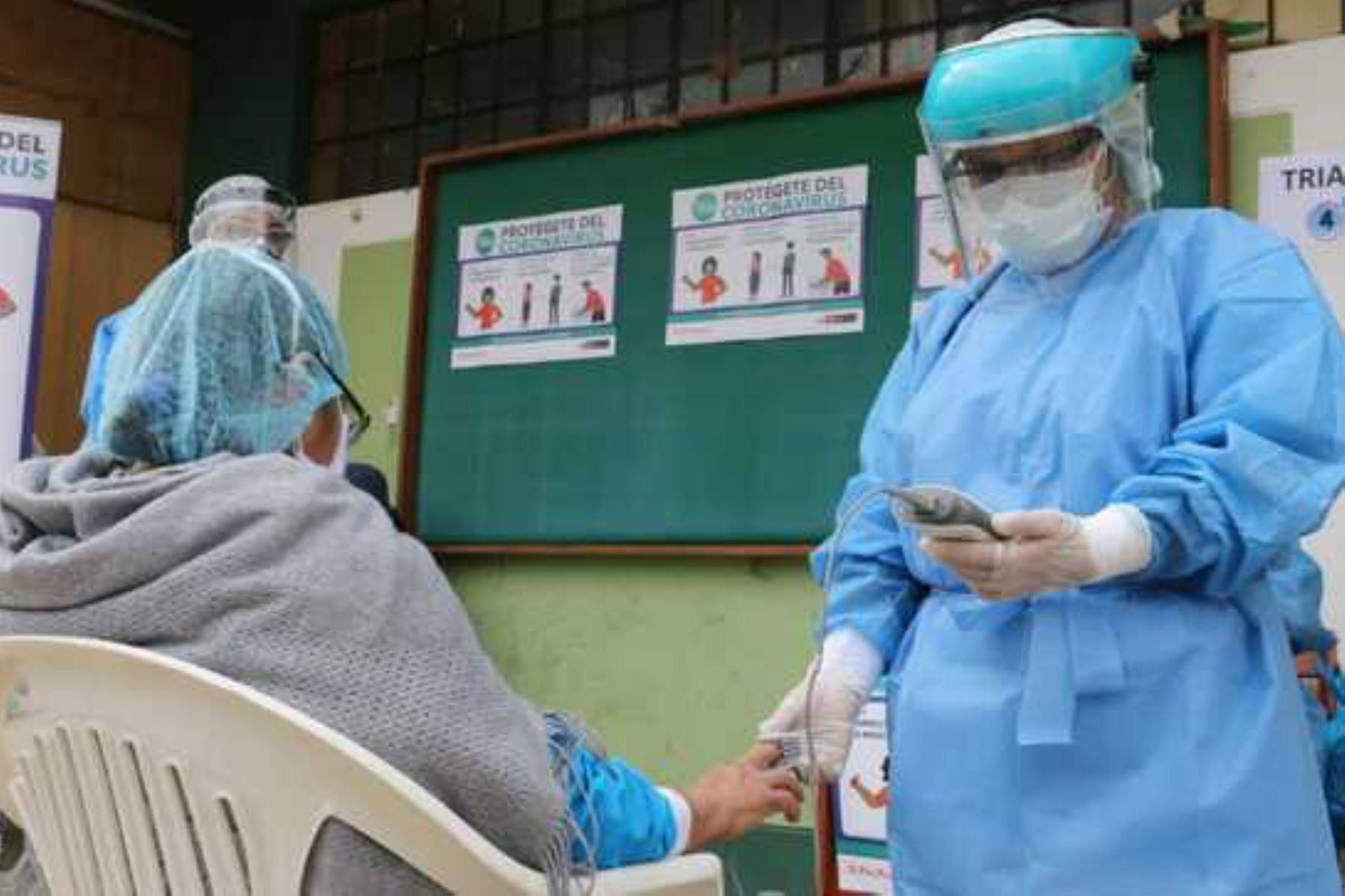 Pobladores de Huánuco reciben diagnóstico y tratamiento oportuno contra el covid-19 en instituciones educativas. Foto: Minsa