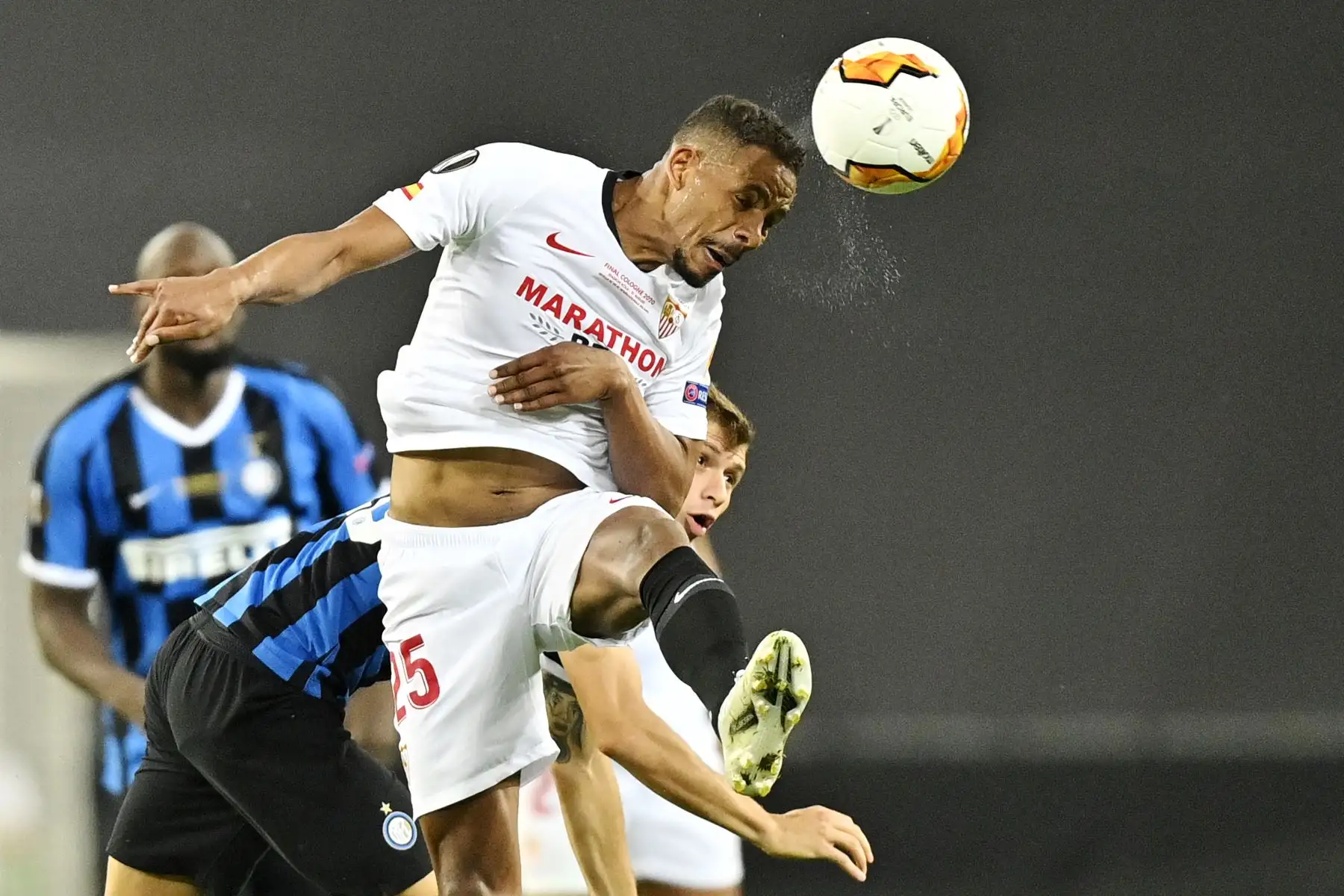 El centrocampista brasileño de Sevilla, Fernando, cabecea el balón durante el partido de fútbol final de la UEFA Europa League entre Sevilla vs Inter de Milán.
Foto: AFP