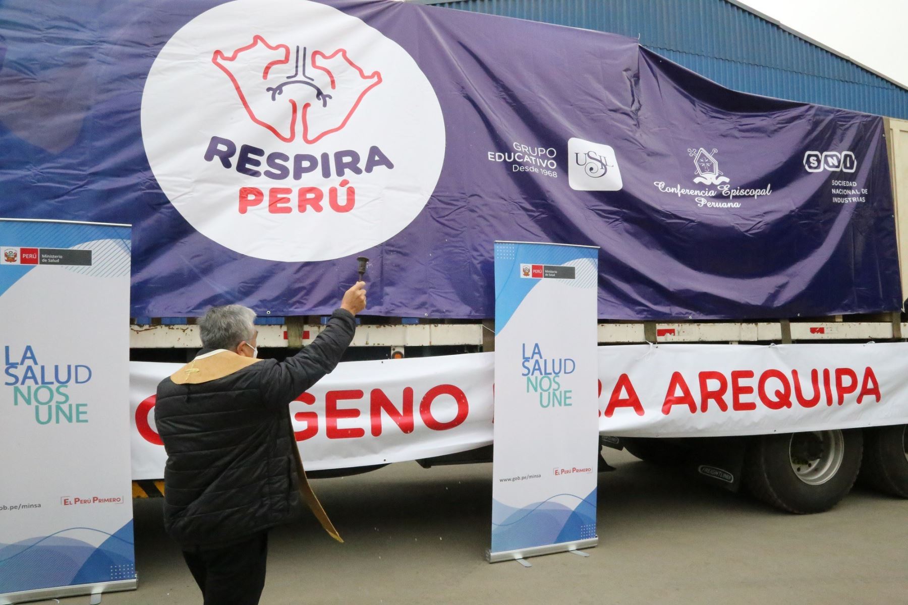 Esta mañana partió con rumbo a Arequipa la planta de oxígeno adquirida por Respira Perú que producirá 60 metros cúbicos de oxígeno medicinal que servirá para atender a pacientes covid-19 de esa región. ANDINA/Difusión