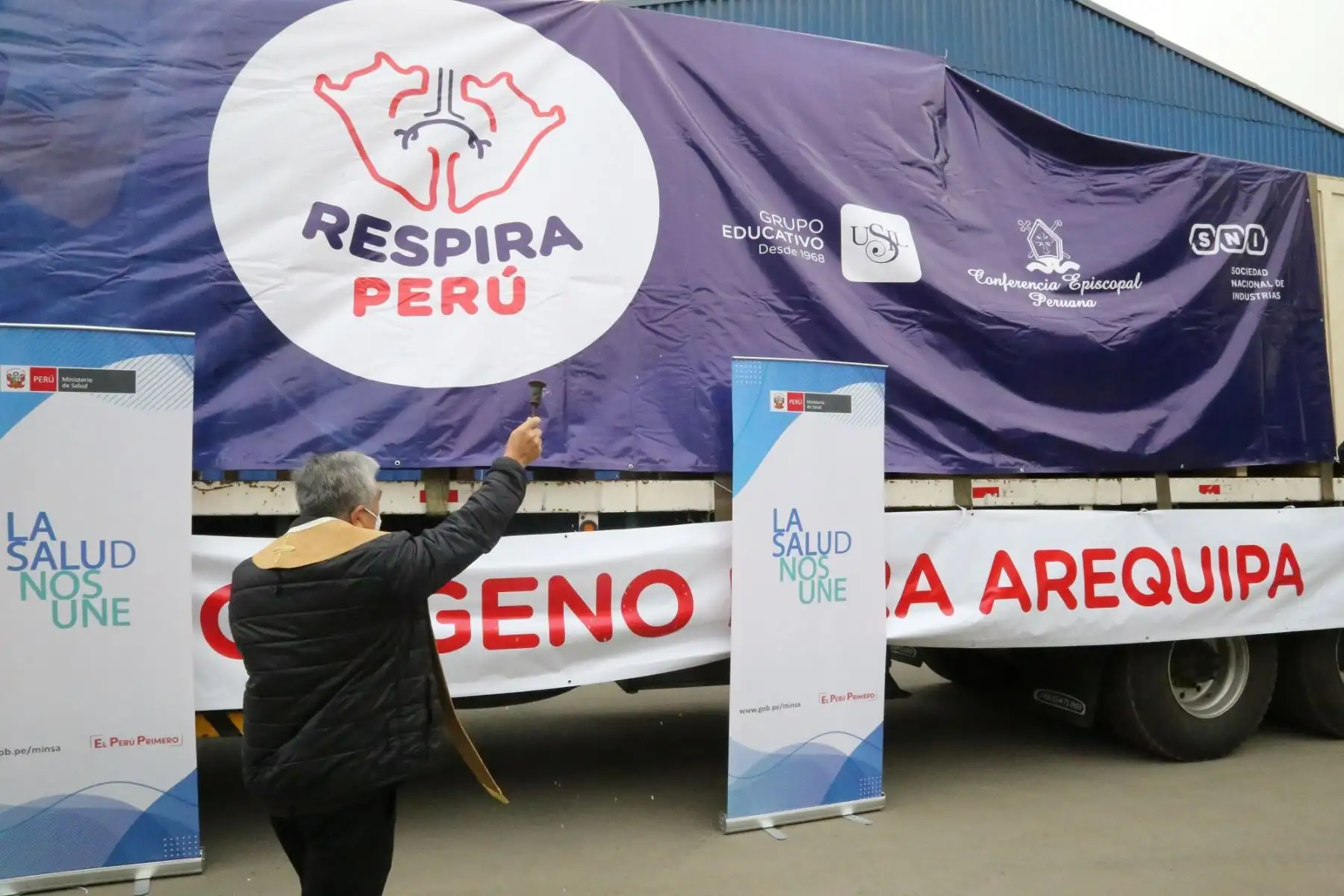 Esta mañana partió con rumbo a Arequipa la planta de oxígeno adquirida por Respira Perú que producirá 60 metros cúbicos de oxígeno medicinal que servirá para atender a pacientes covid-19 de esa región. ANDINA/Difusión