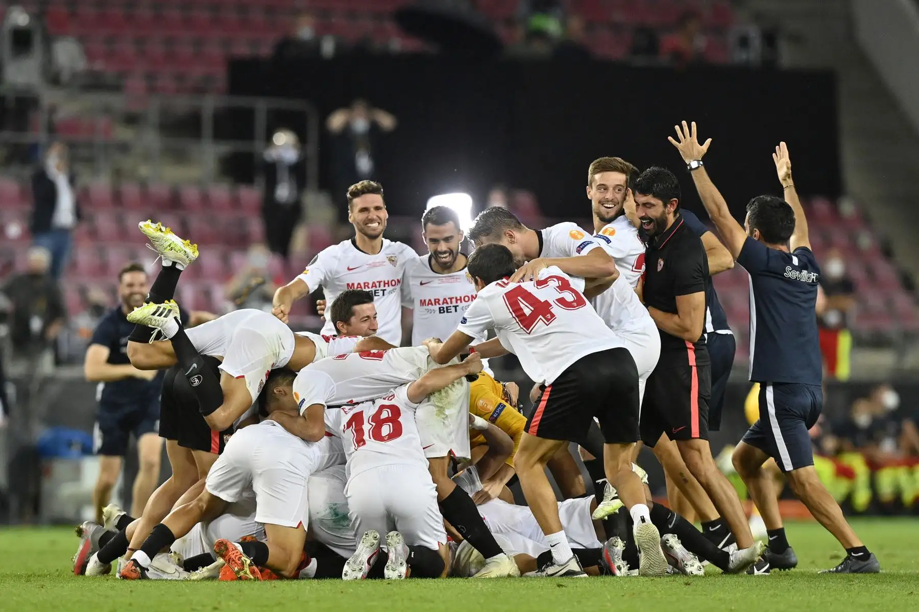 Los jugadores de Sevilla celebran ganar al final del partido de fútbol final de la UEFA Europa League entre  Sevilla vs Inter de Milán.
Foto: AFP