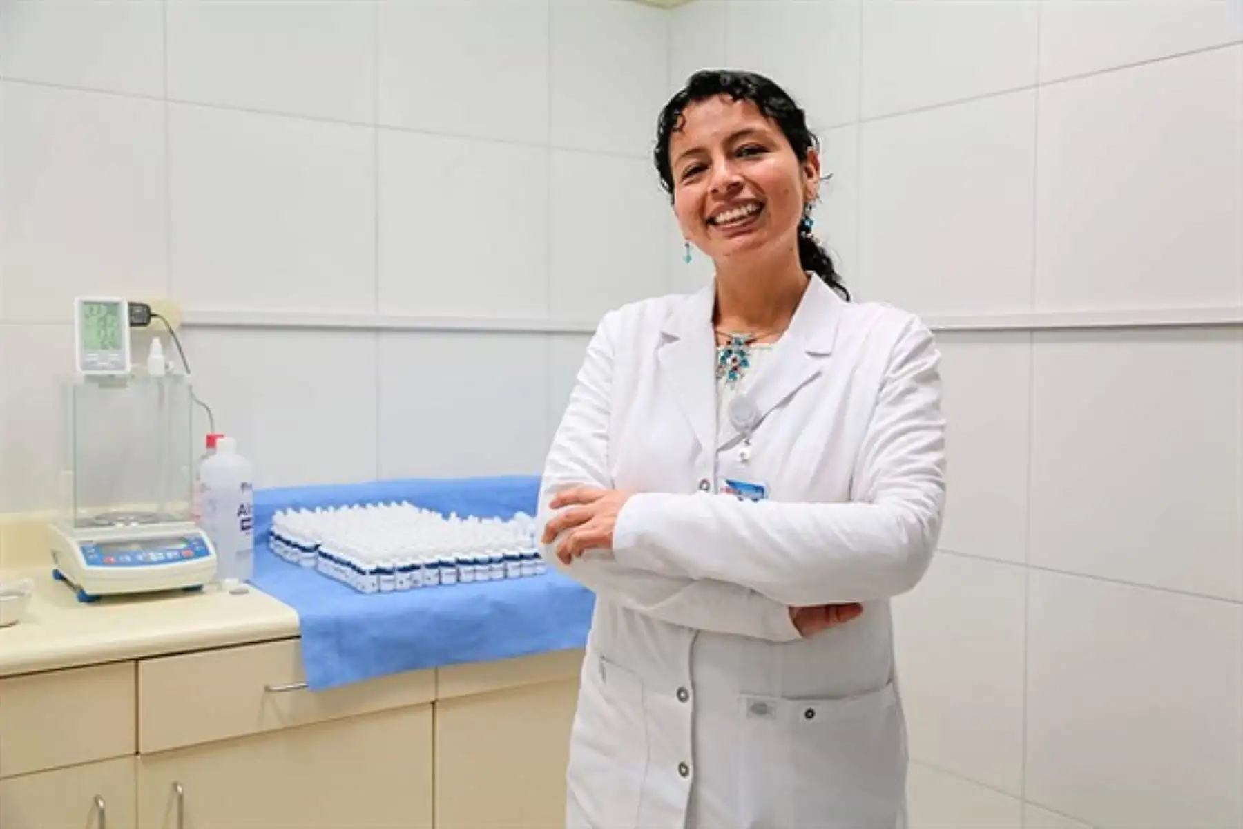 Lucy Cabrera Palomino es químico-farmacéutica en el Hospital de Emergencias de Villa El Salvador (HEVES) y es la responsable del área de Farmacotecnia, en donde se elaboran las dosis individualizadas de medicamentos, de acuerdo con lo que se les prescriba a los pacientes (neonatos, niños, adultos, adultos mayores) pues los productos que ofrecen los laboratorios farmacéuticos son estandarizados.