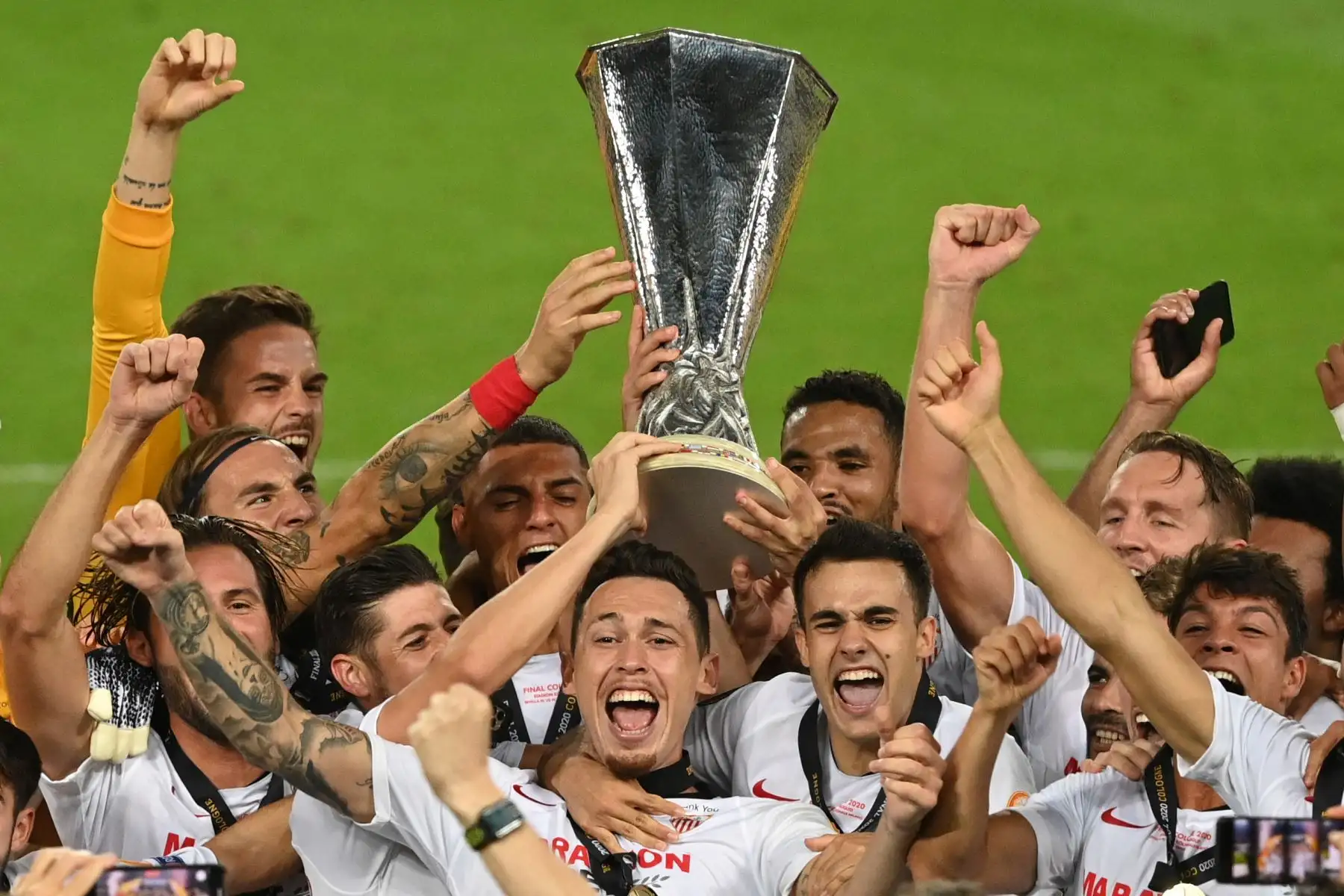 Los jugadores del Sevilla celebran con el trofeo tras ganar el partido de fútbol final de la UEFA Europa League entre Sevilla vs Inter de Milán.
Foto: AFP