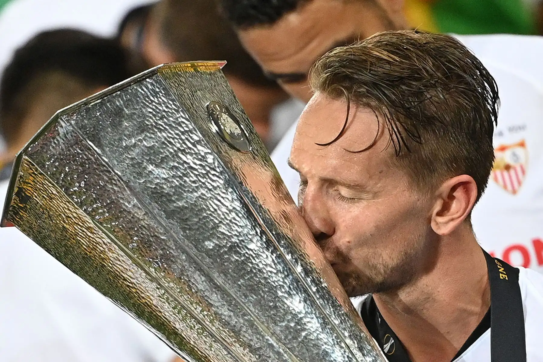 El delantero holandés del Sevilla Luuk De Jong besa el trofeo después de ganar el partido de fútbol final de la UEFA Europa League entre Sevilla vs Inter de Milán.
Foto: AFP