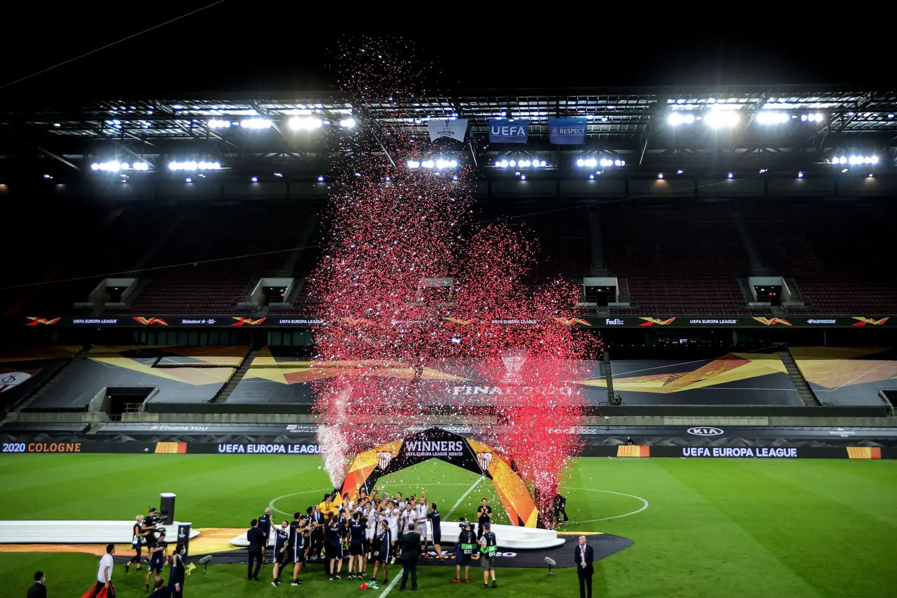El equipo de Sevilla celebra con el trofeo de la UEFA Europa League frente a gradas vacías tras el partido de fútbol final de la UEFA Europa League entre el Sevilla FC y el Inter de Milán en Colonia, Alemania.
Foto: EFE