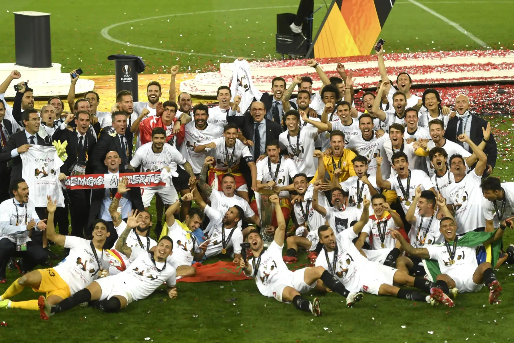 Los jugadores del Sevilla celebran con el trofeo tras ganar el partido de fútbol final de la UEFA Europa League entre Sevilla vs Inter de Milán.
Foto: AFP