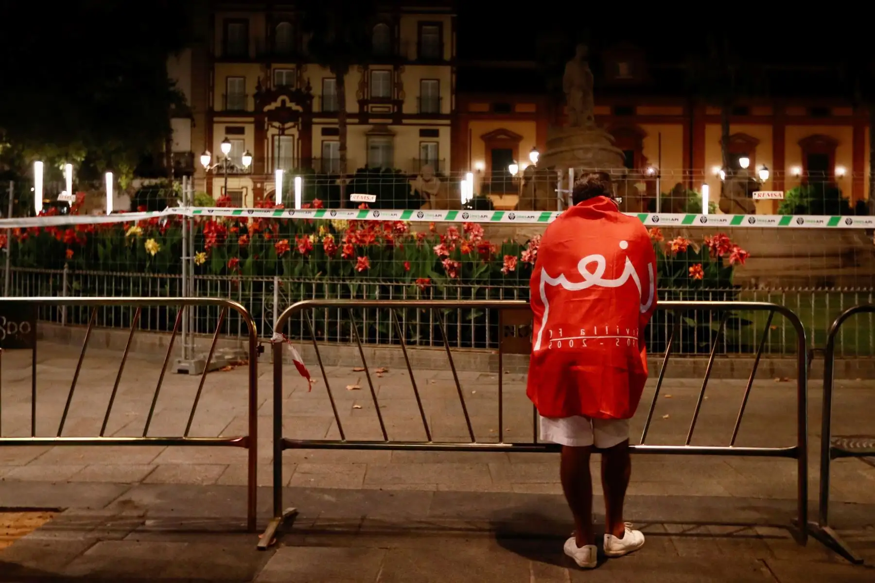 Un aficionado sevillista en la Puerta de Jerez, tras la final de la Liga Europa donde  Sevilla FC derrota al Inter de Milán en el Stadio Köln de la localidad alemana de Colonia. 
Foto: EFE