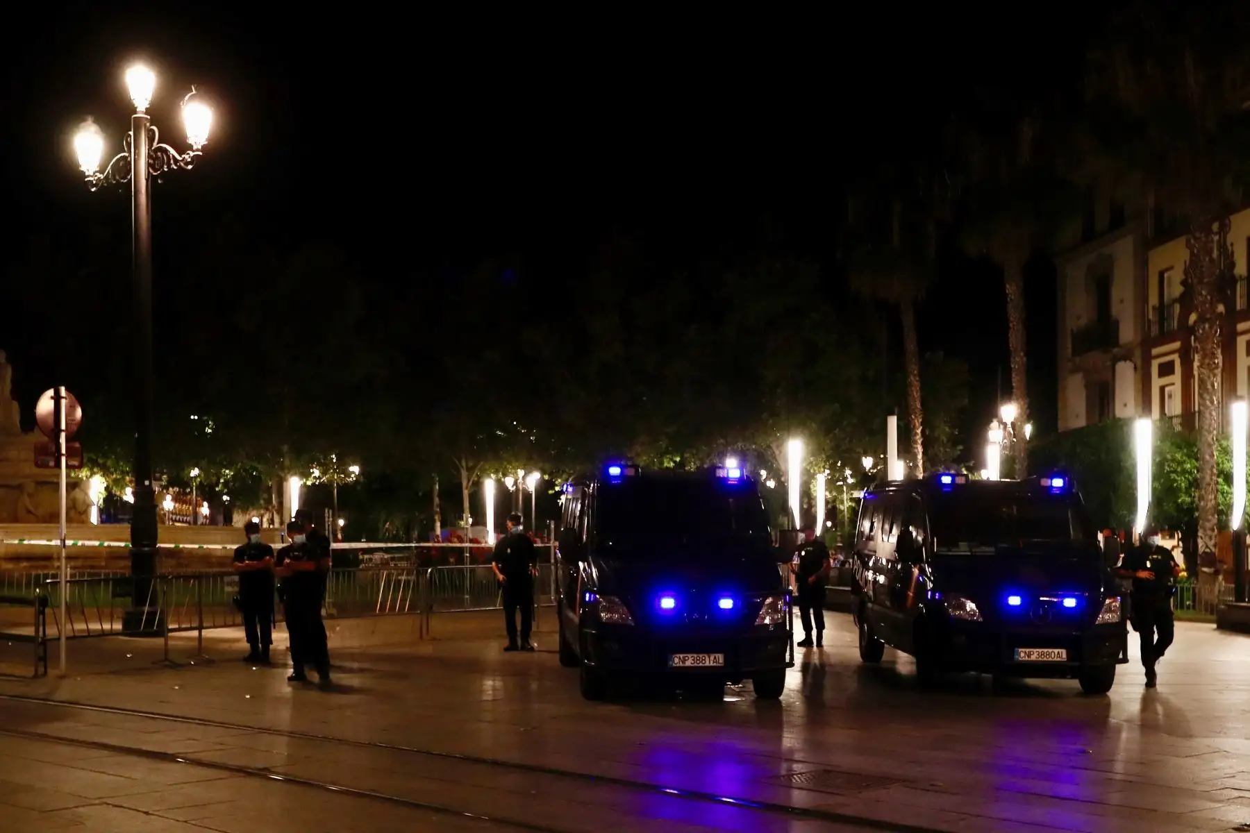 Un fuerte dispositivo policial en la Puerta de Jerez en Sevilla, tras la final de la Liga Europa donde  Sevilla FC derrota al  Inter de Milán  en el Stadio Köln de la localidad alemana de Colonia.
Foto: EFE