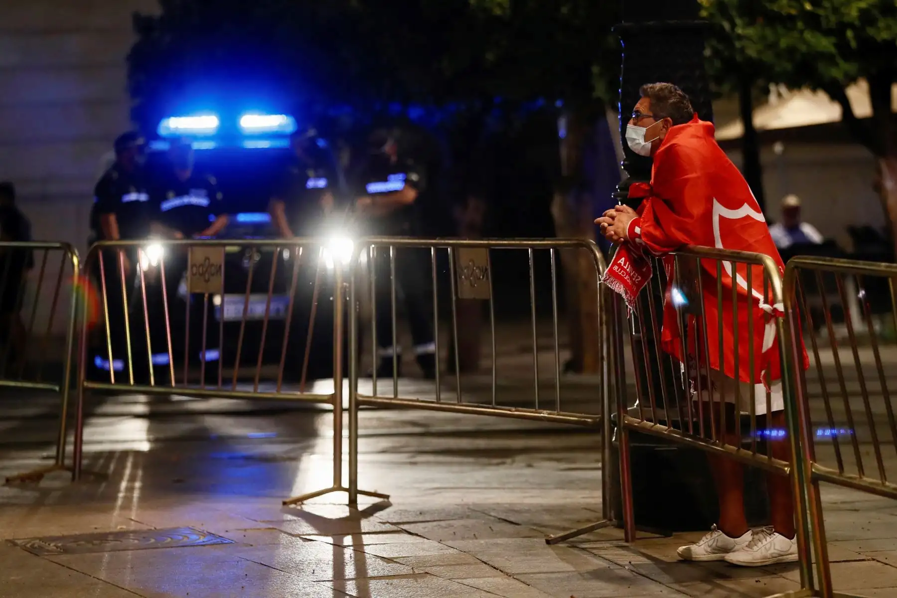 Un aficionado sevillista en la Puerta de Jerez, tras la final de la Liga Europa donde  Sevilla FC derrota al Inter de Milán en el Stadio Köln de la localidad alemana de Colonia. 
Foto: EFE