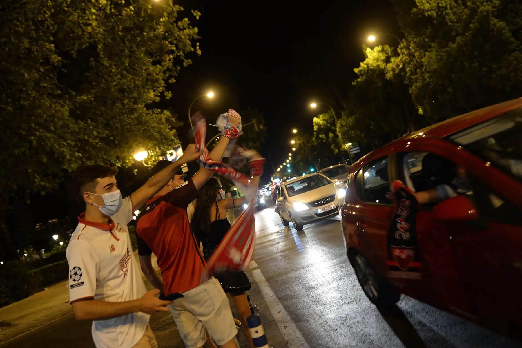 Los fanáticos del Sevilla FC conducen por las calles de Sevilla para celebrar la victoria de su equipo en el partido de fútbol de la final de la UEFA Europa League contra el Inter de Milán.
Foto: AFP