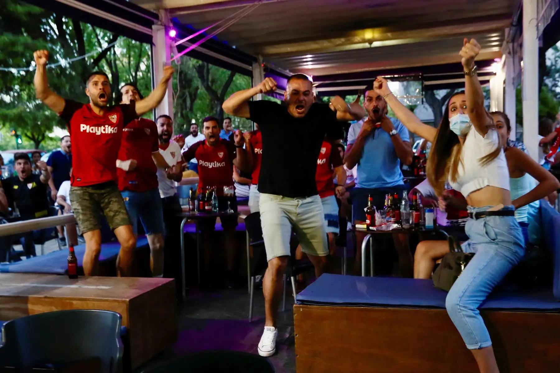 Aficionados sevillistas celebran el primer gol del equipo, en Sevilla, durante la final de la Liga Europa entre Sevilla FC e Inter de Milán.
Foto: EFE