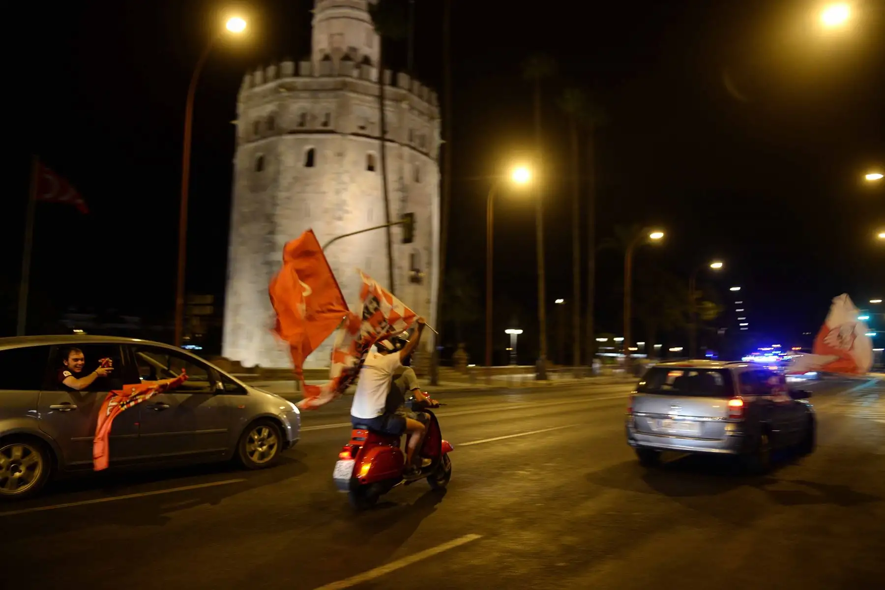 Los fanáticos del Sevilla FC conducen por las calles de Sevilla para celebrar la victoria de su equipo en el partido de fútbol de la final de la UEFA Europa League contra el Inter de Milán.
Foto: AFP