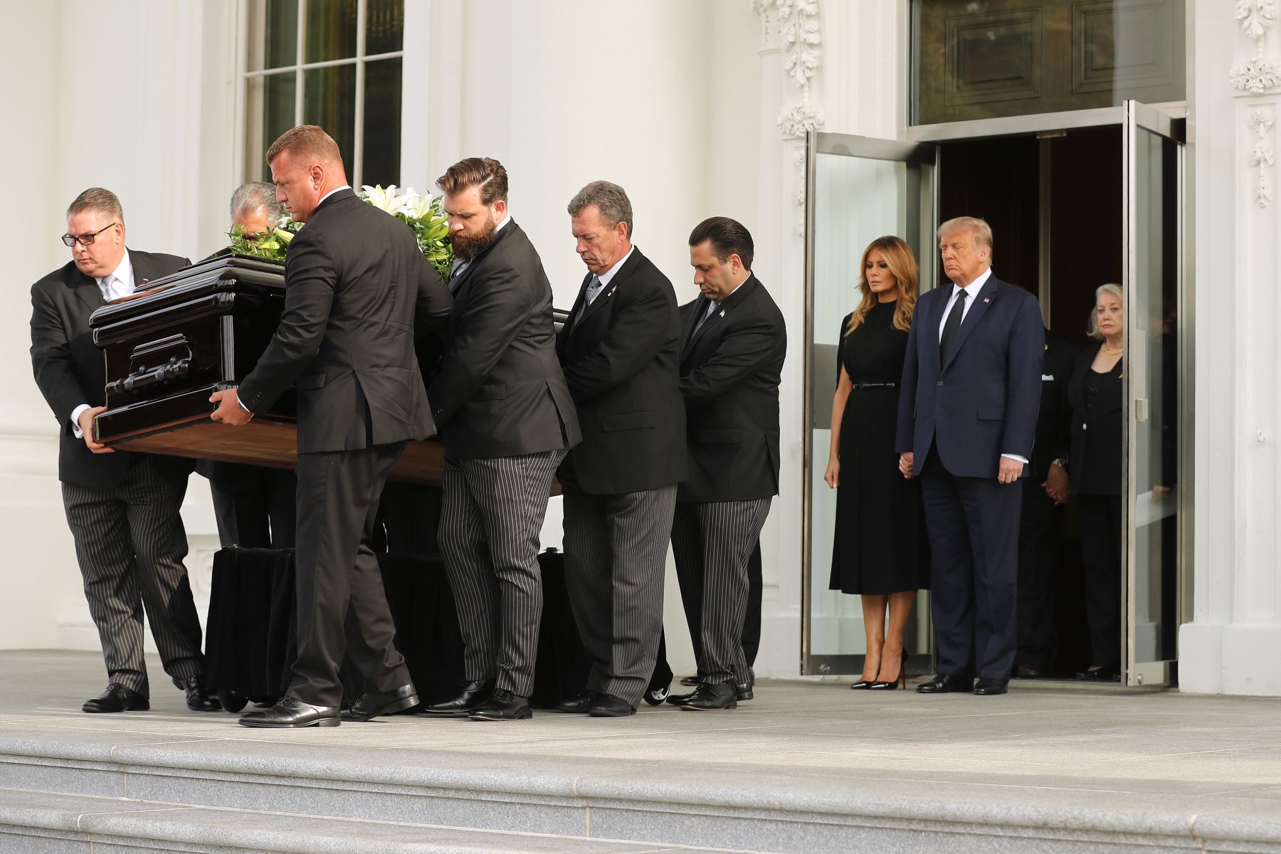 El presidente de los Estados Unidos, Donald Trump, acompañado de la Primera Dama Melania Trump, siguen al ataúd de su hermano Robert fuera de la Casa Blanca luego de su funeral en Washington, DC. Foto: AFP