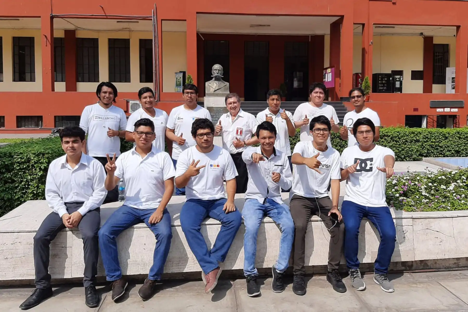 El ingeniero y docente Manuel Luque Casanave rodeado de los estudiantes que formaron parte del proyecto ganador. Foto: UNI