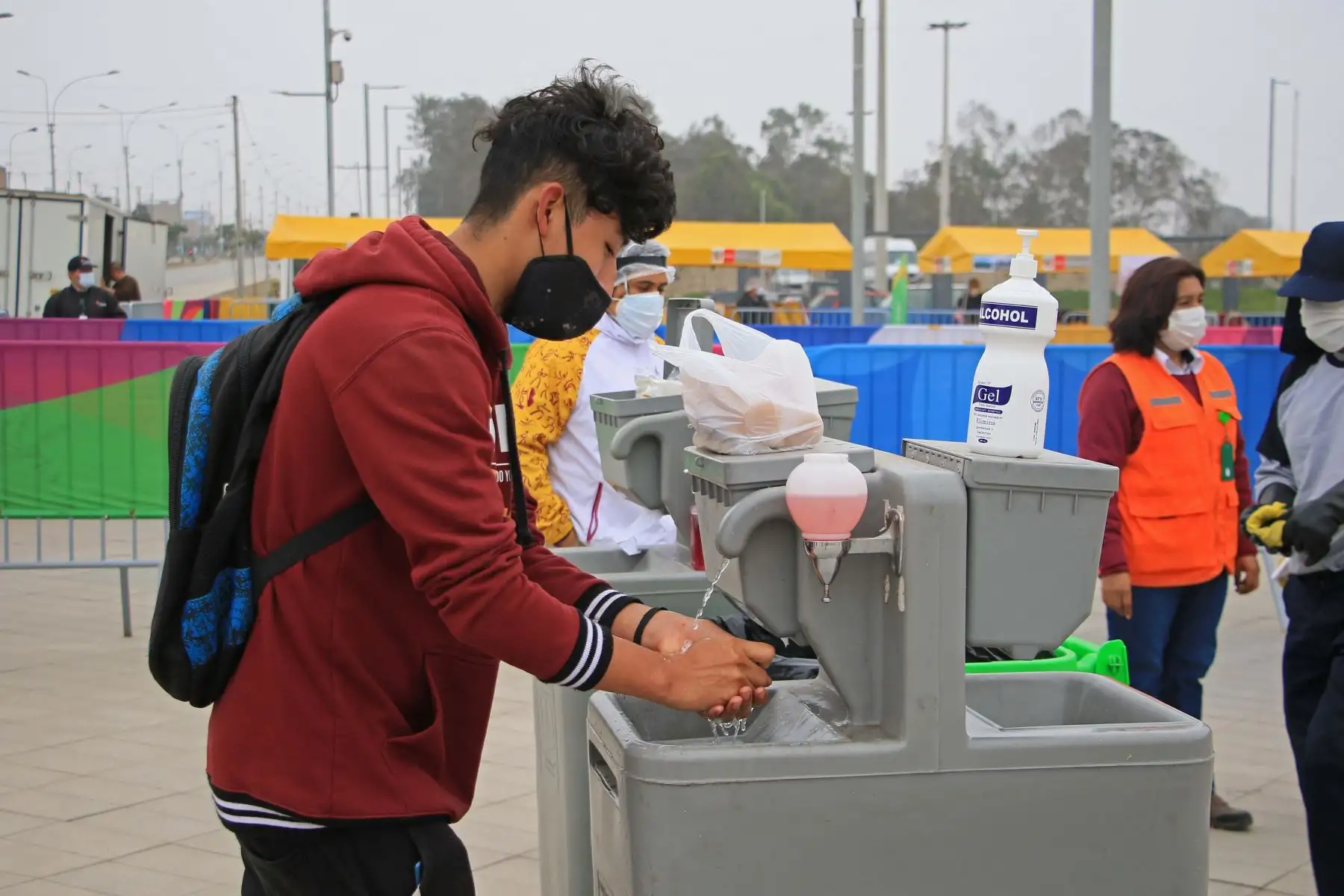 Vecinos de los distritos de San Luis, Villa María del Triunfo y Villa El Salvador ingresarán cumpliendo los protocolos sanitarios que exigen las autoridades.
Foto: LEGADO Lima 2019